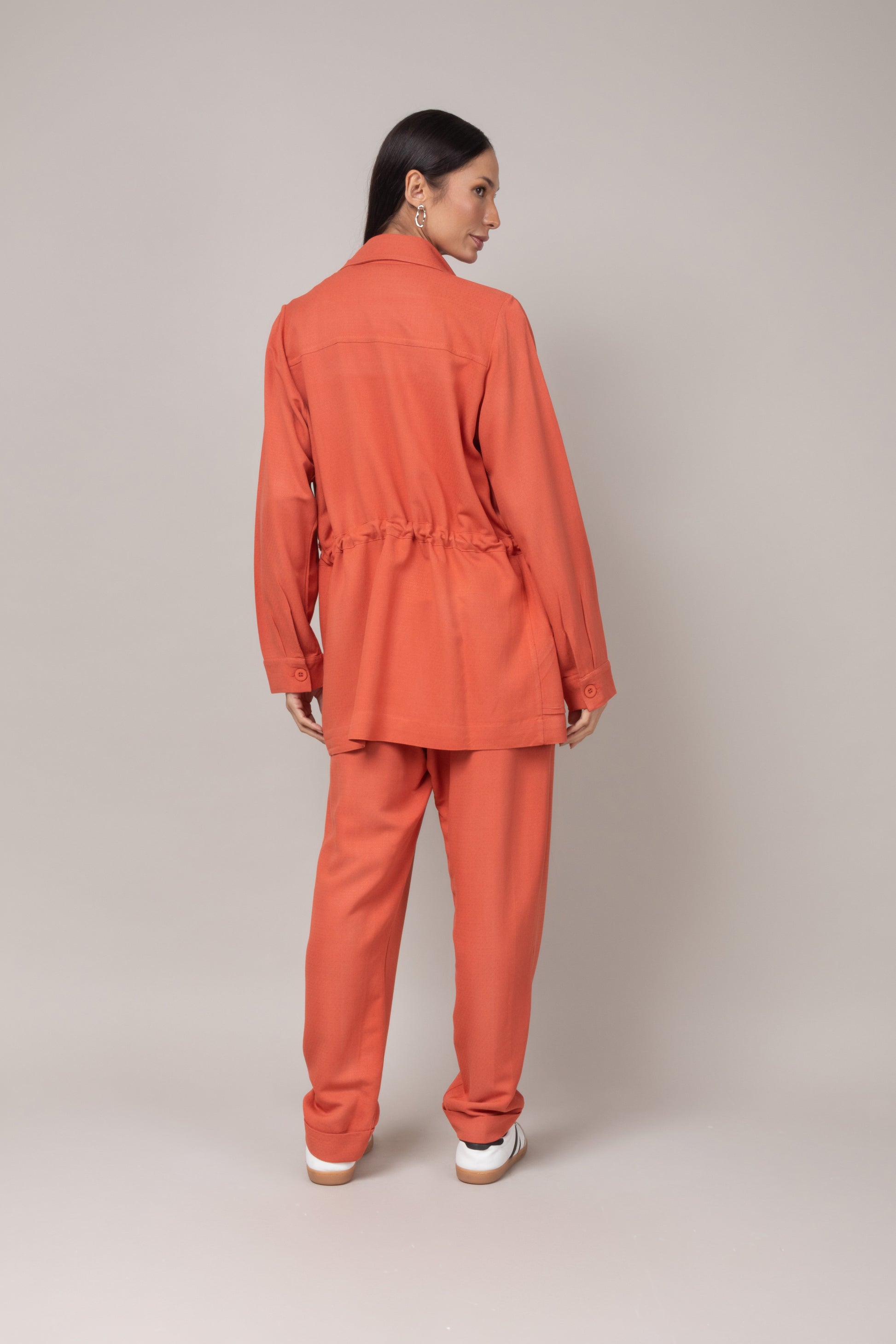 Calça carrot com bolsos