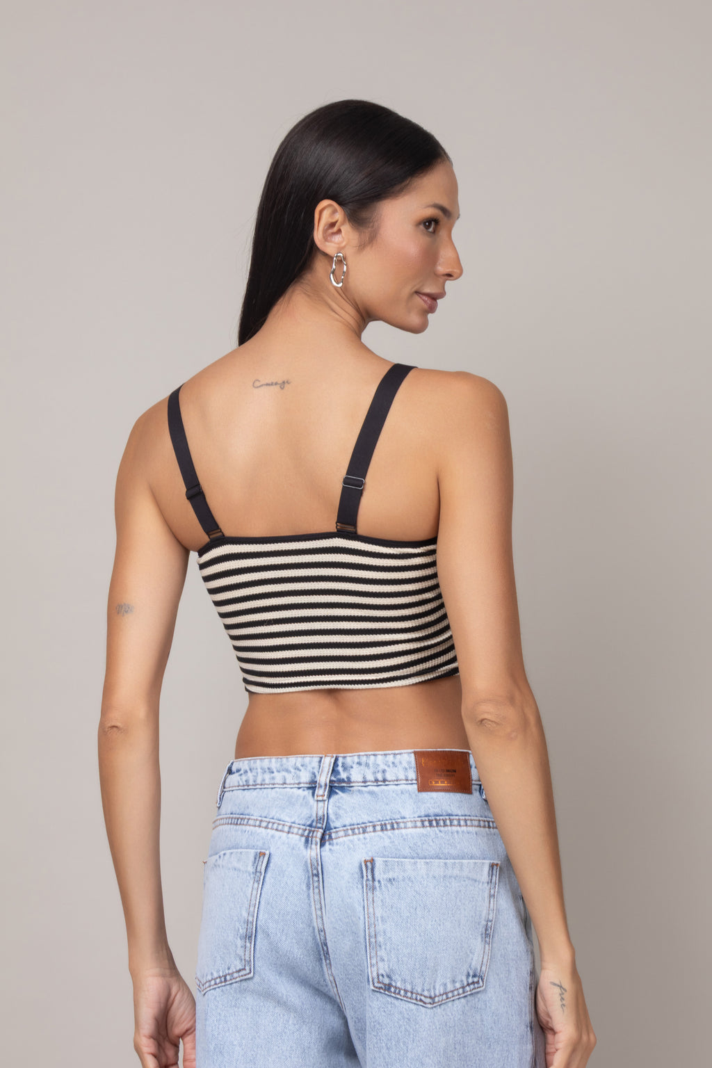 Top cropped listrado com bojo