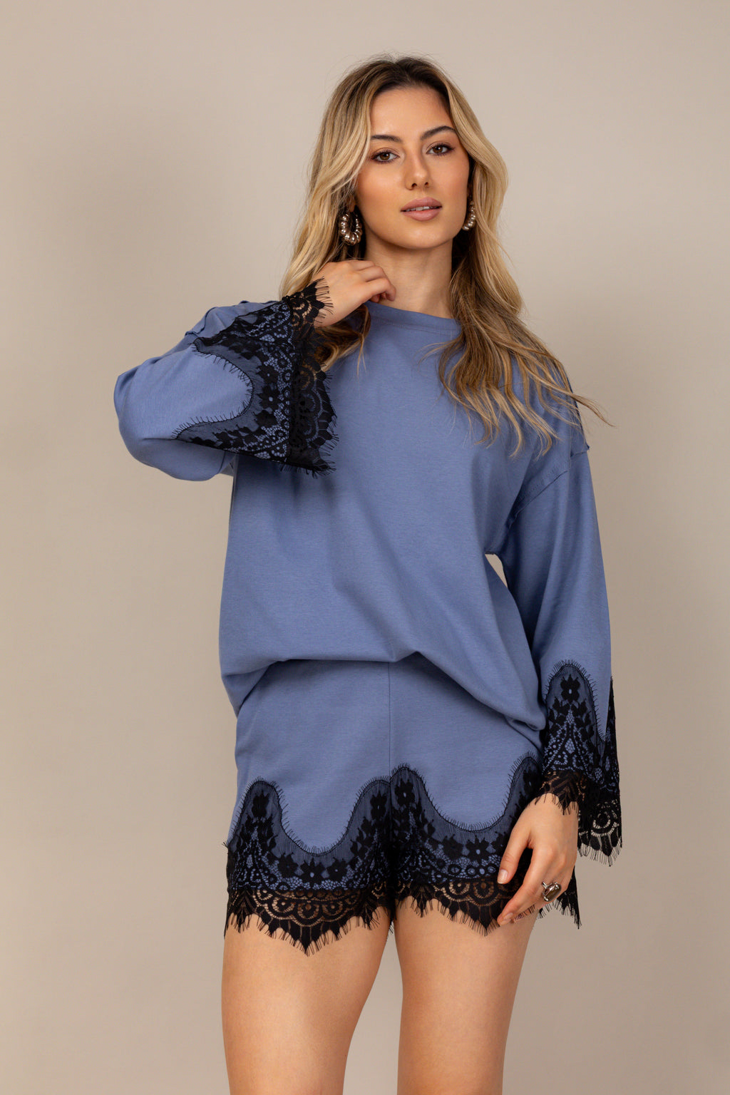 Conjunto de blusa e short em renda