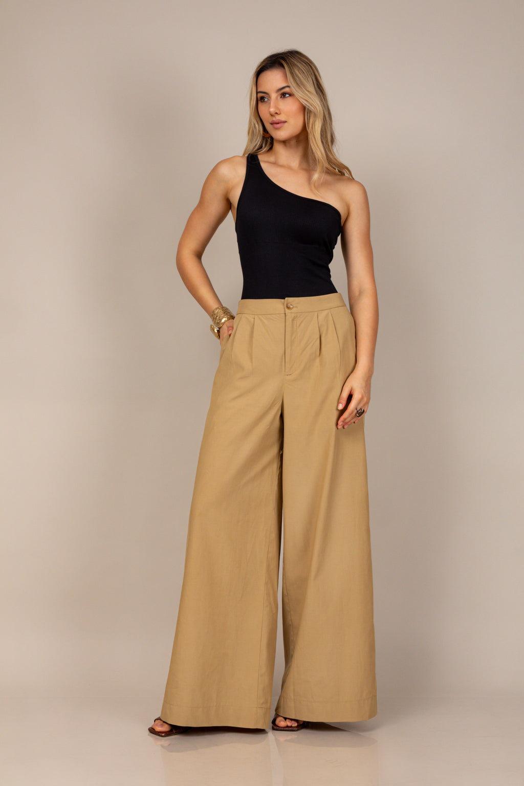 Calça pantalona com pregas