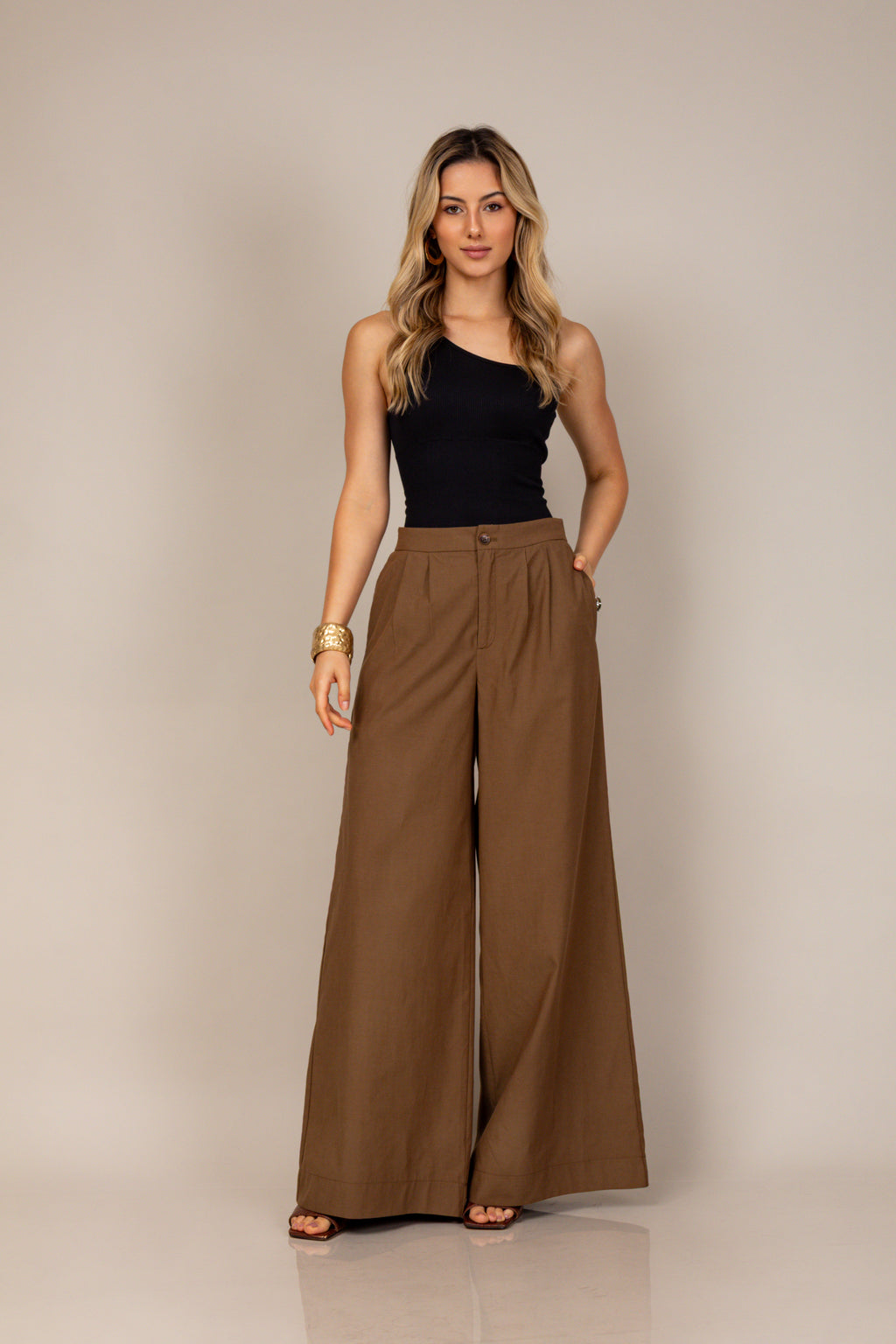 Calça pantalona com pregas