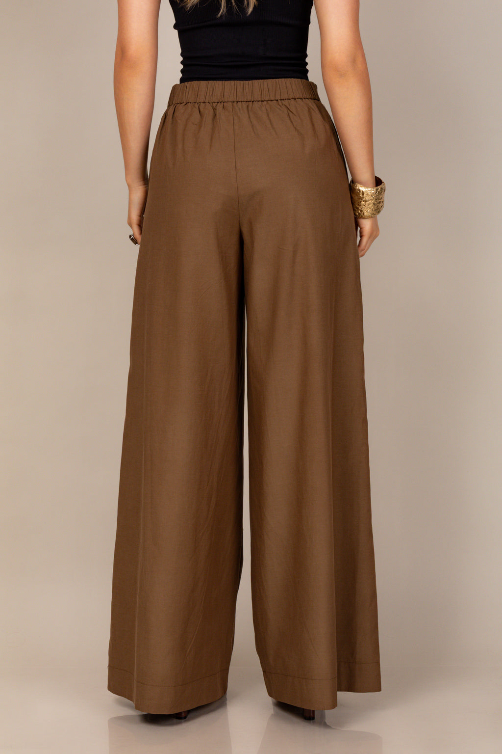 Calça pantalona com pregas