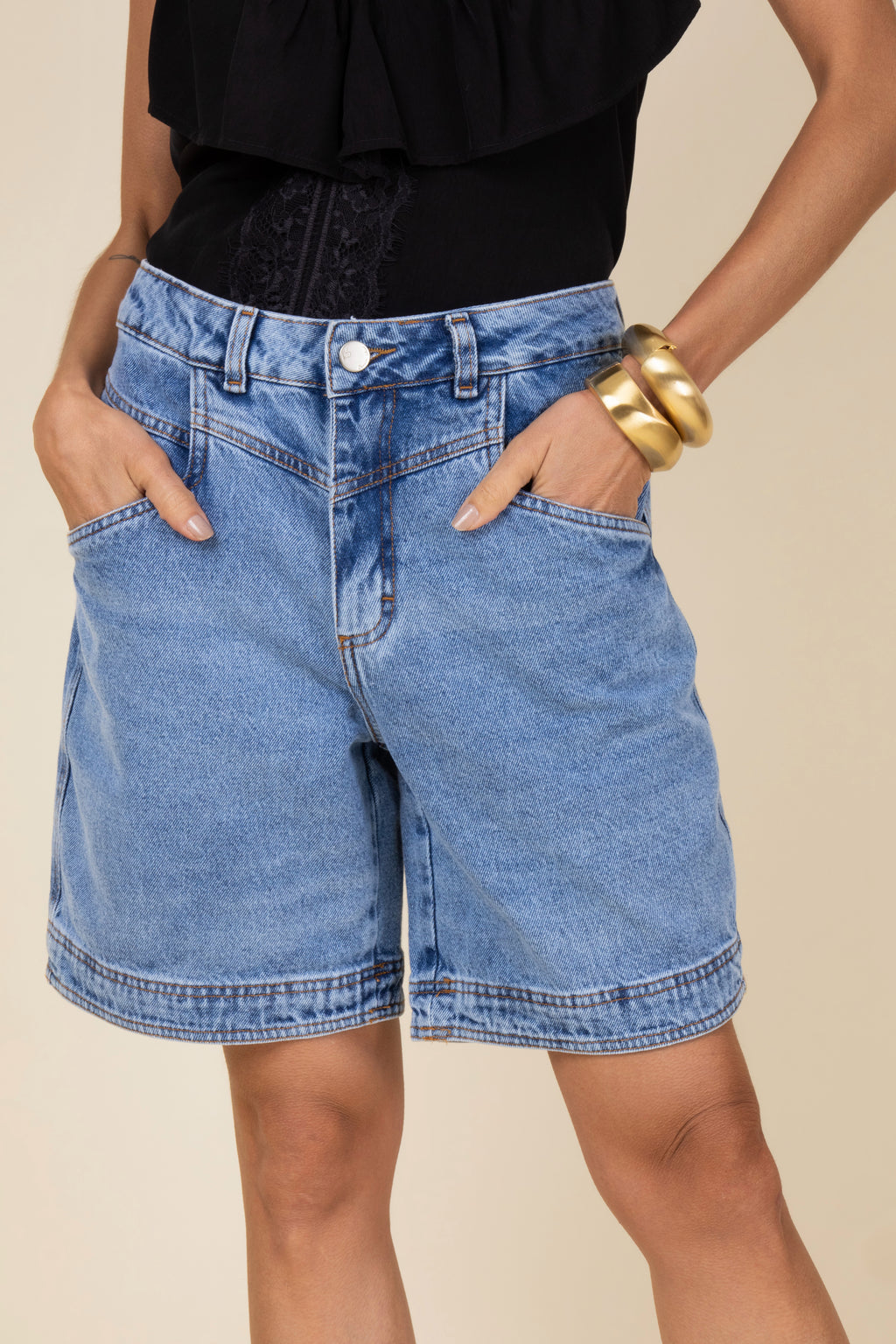 Bermuda jeans com recorte