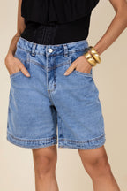 Bermuda jeans com recorte