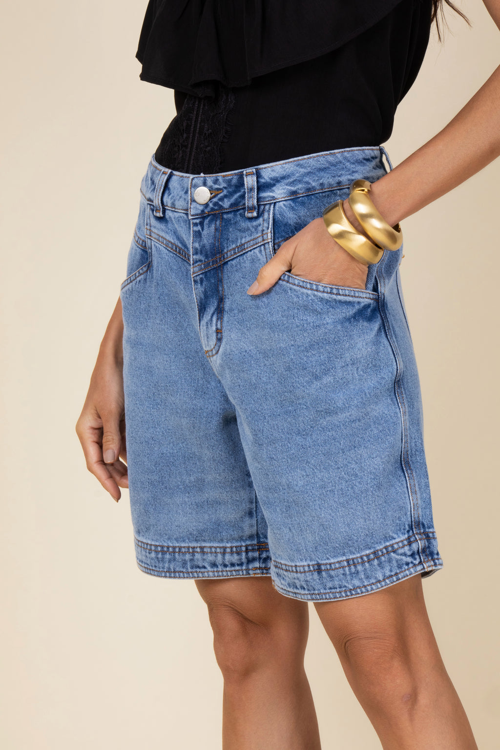 Bermuda jeans com recorte