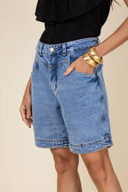 Bermuda jeans com recorte