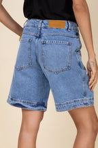 Bermuda jeans com recorte