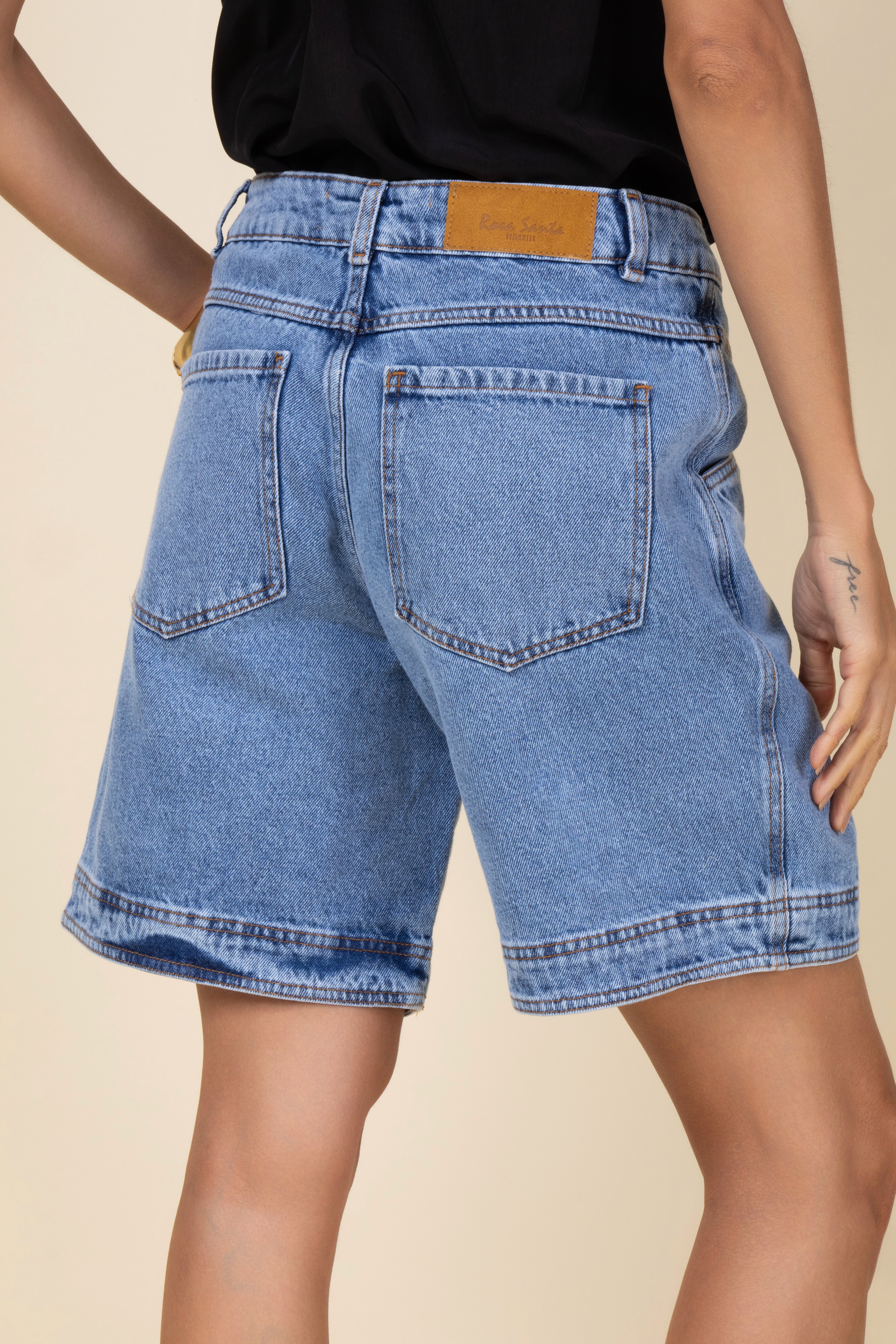 Bermuda jeans com recorte