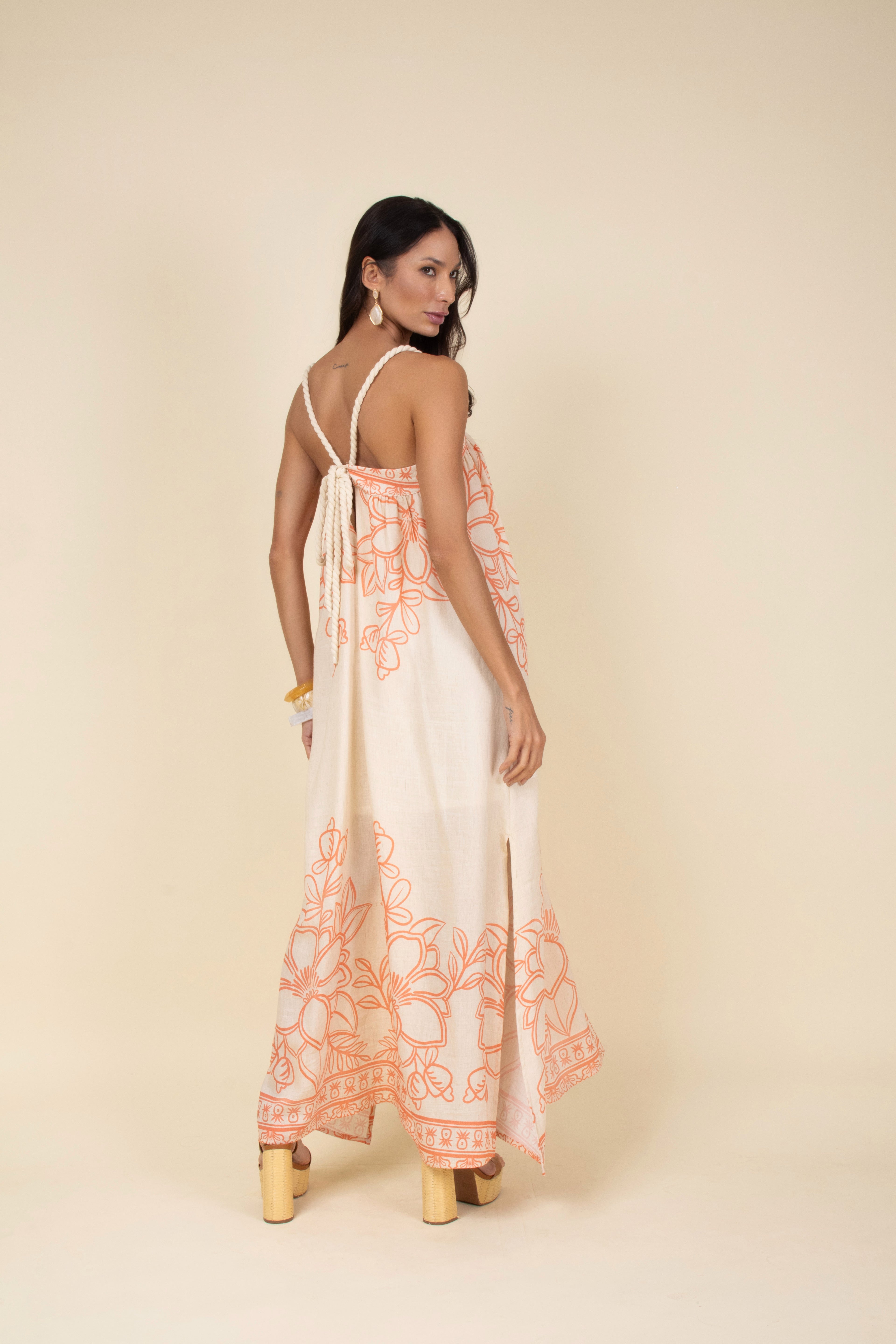 Vestido longo estampado com alças finas