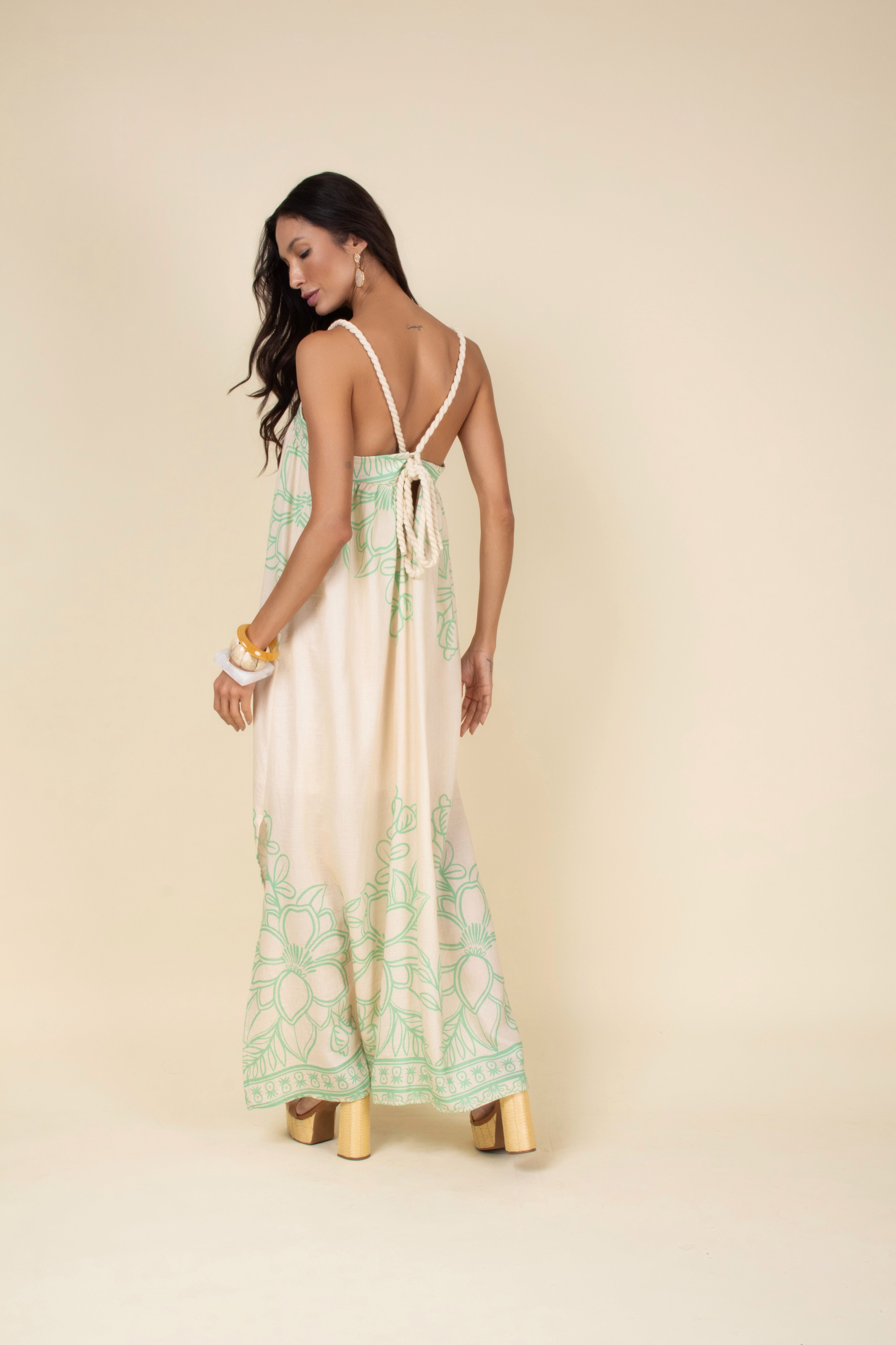 Vestido longo estampado com alças finas