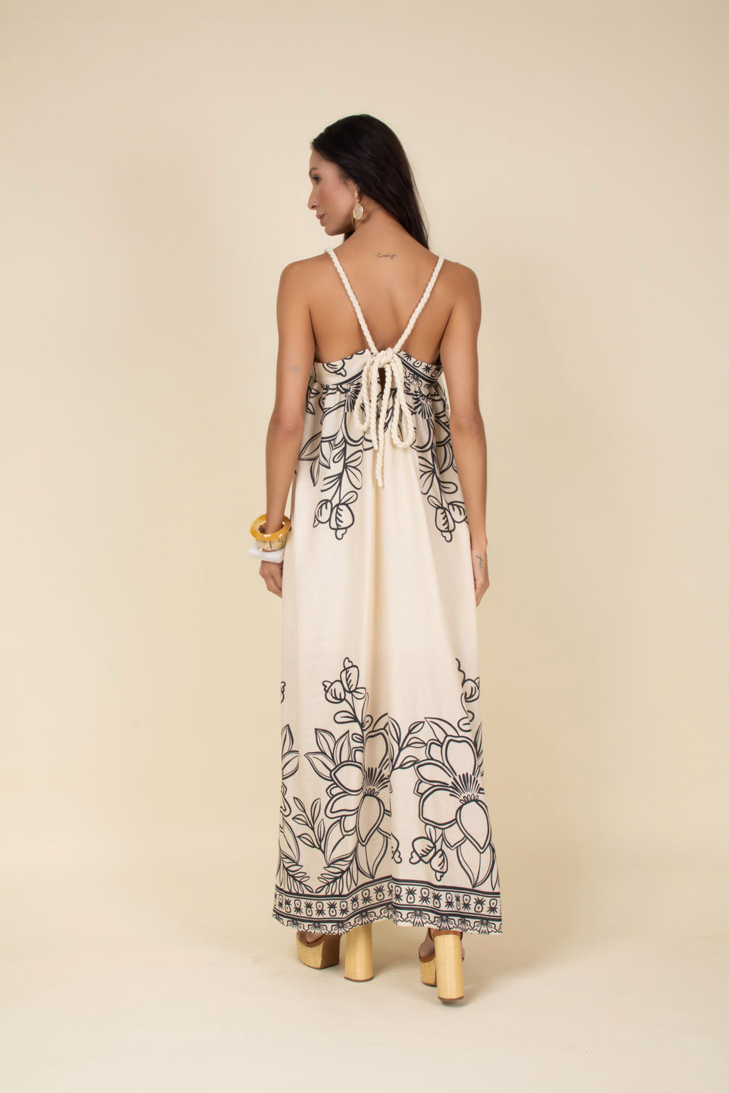 Vestido longo estampado com alças finas