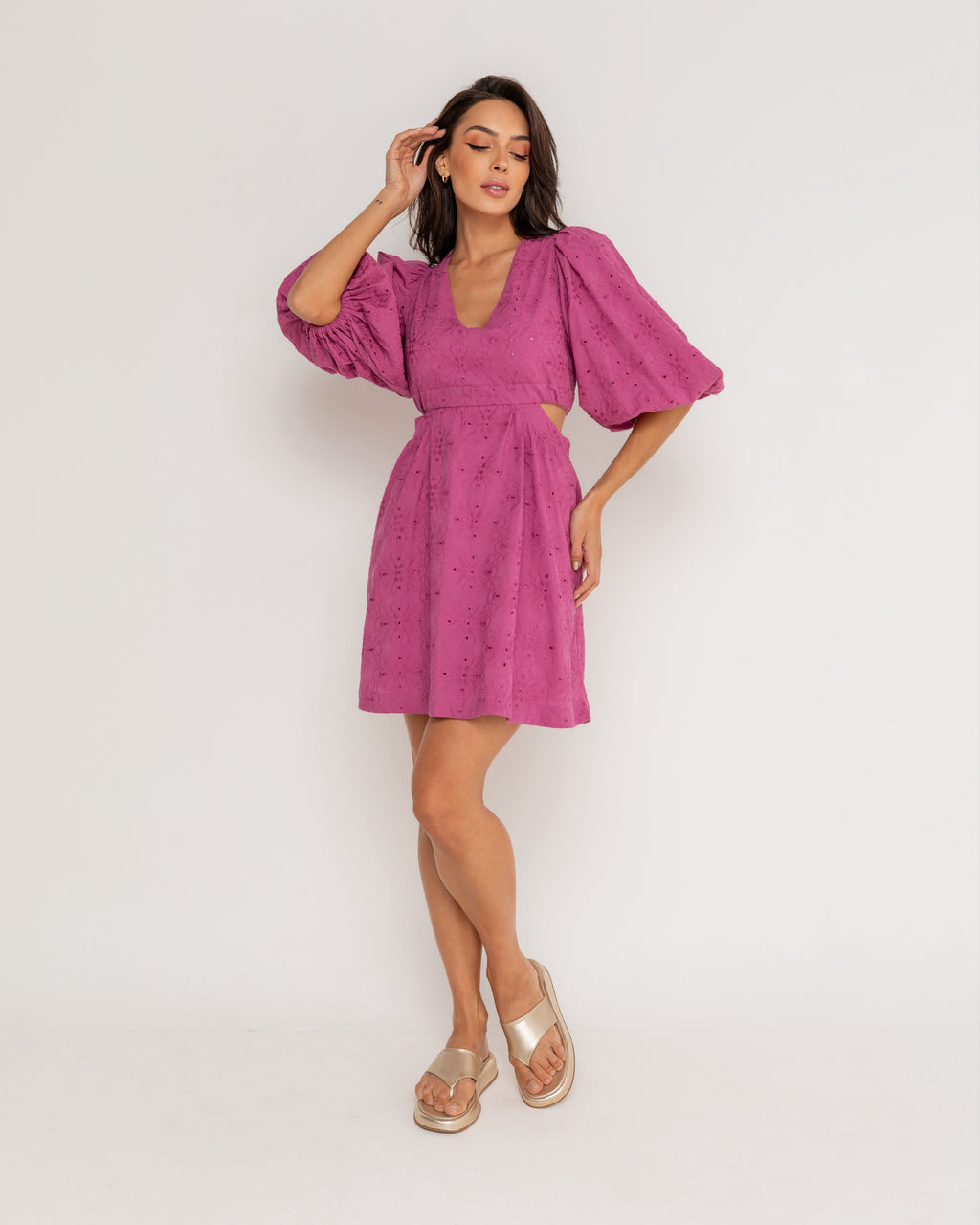 Vestido com recortes na cintura e manga bufante em laise