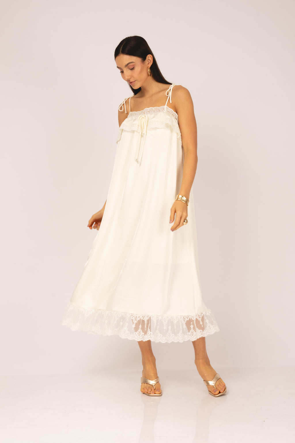 Vestido babado e renda