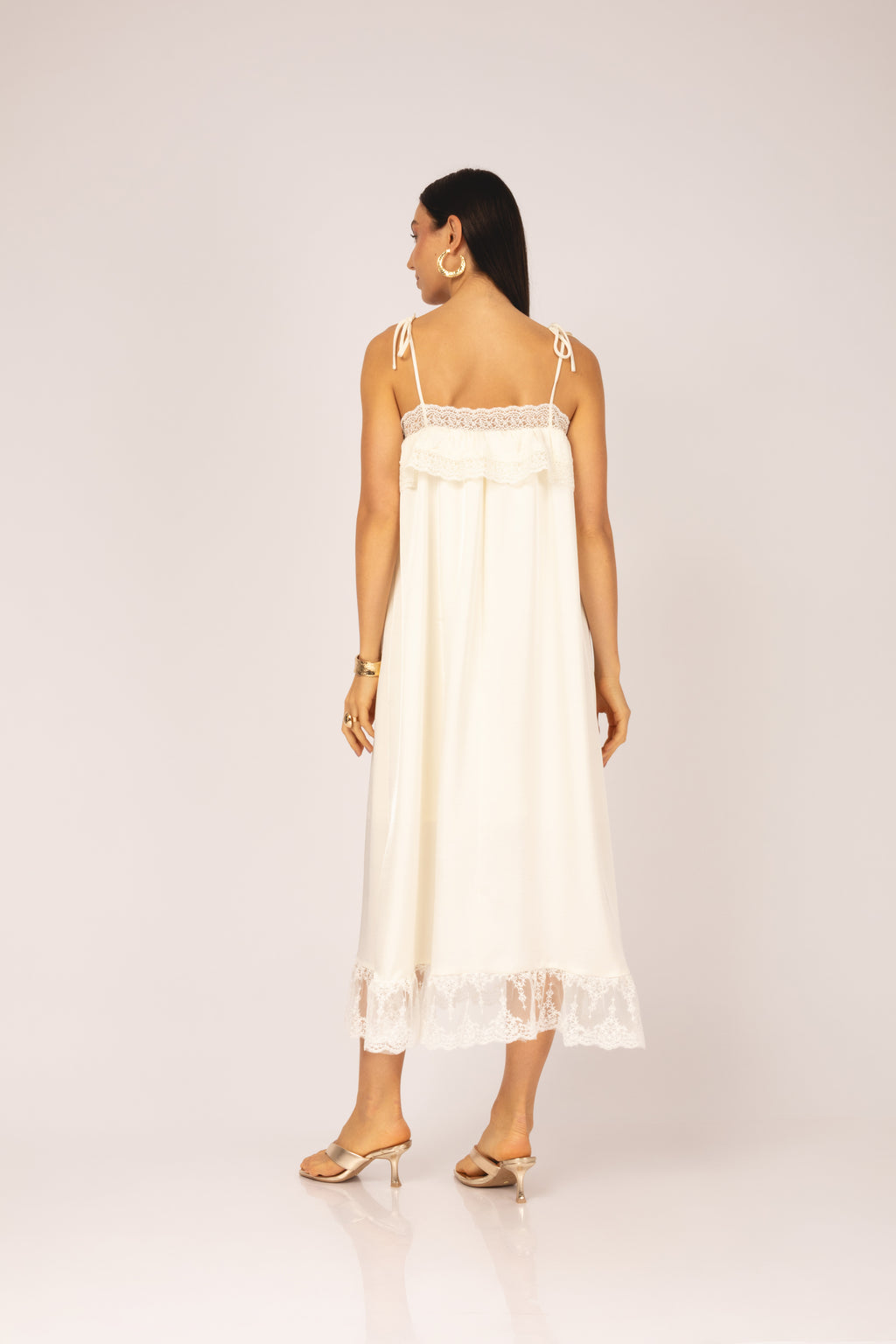 Vestido babado e renda