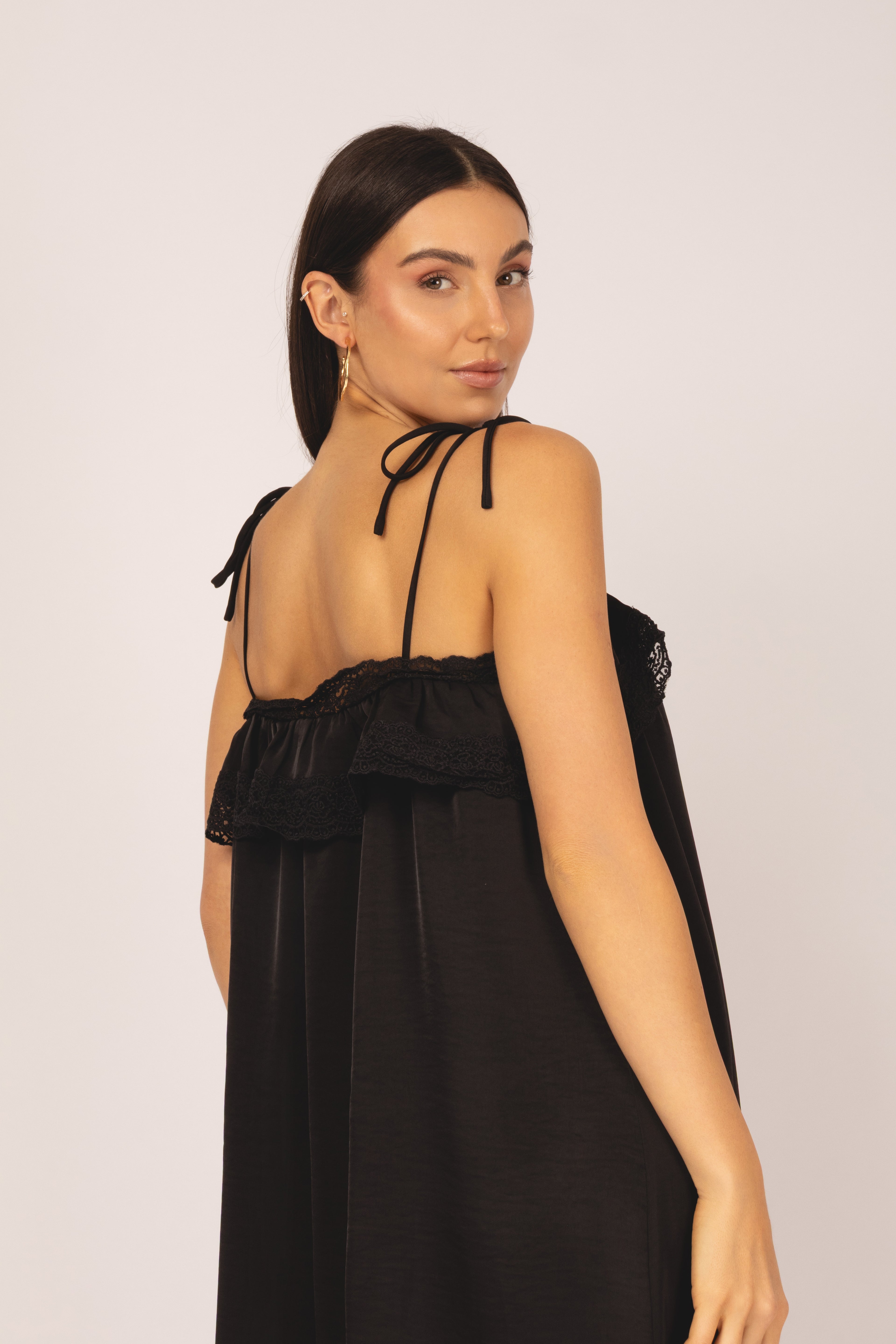 Vestido babado e renda
