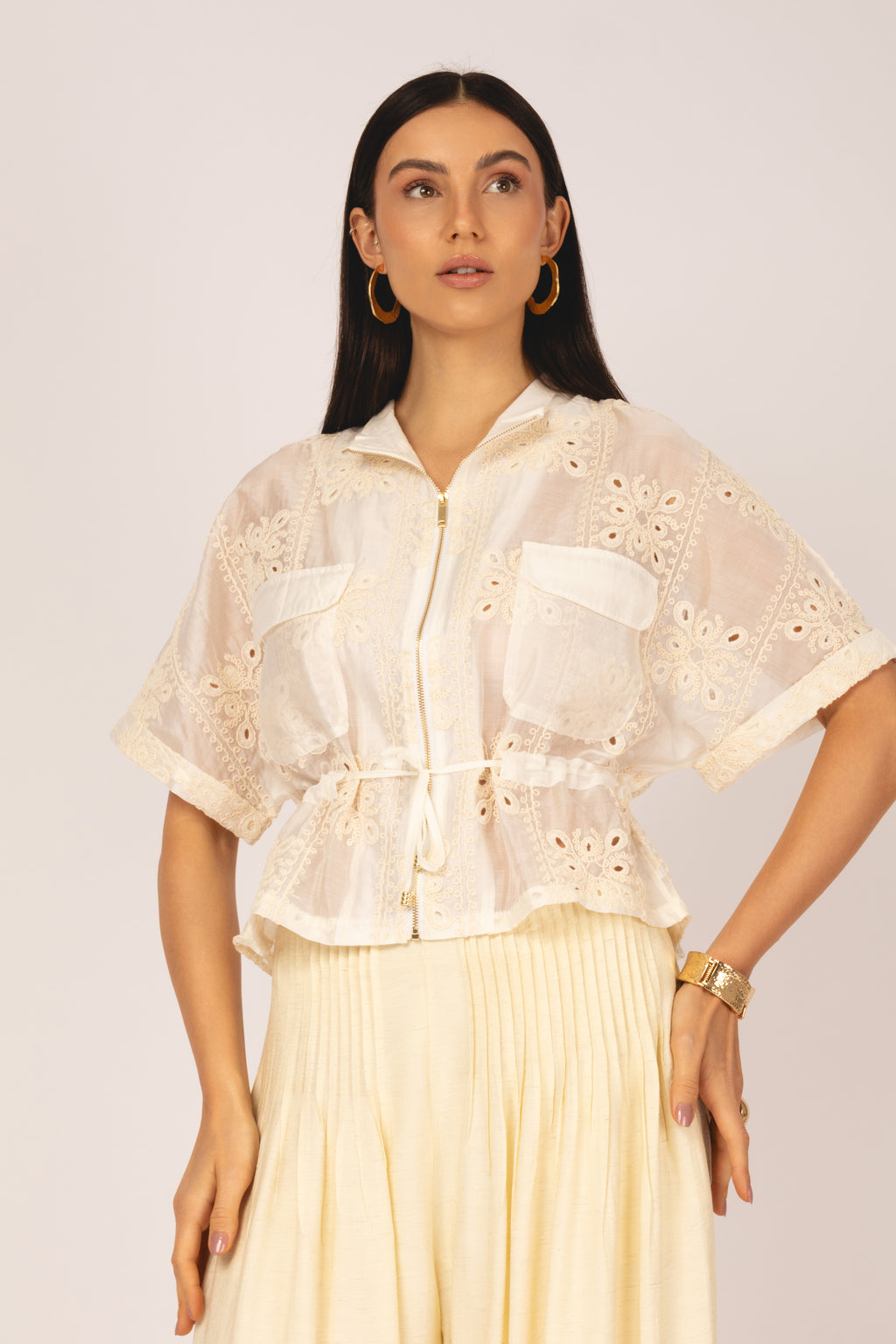 Blusa bordada com zíper