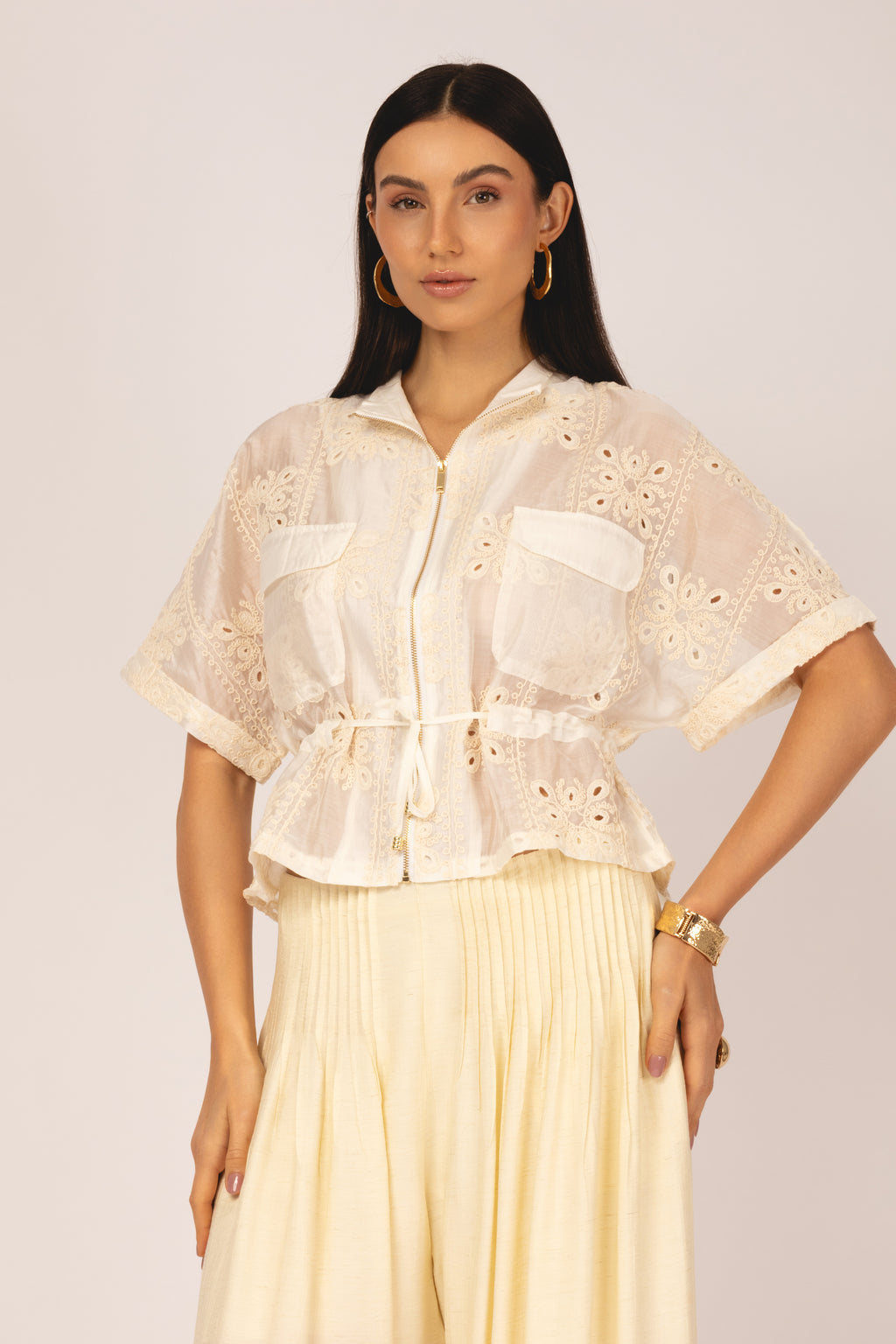 Blusa bordada com zíper