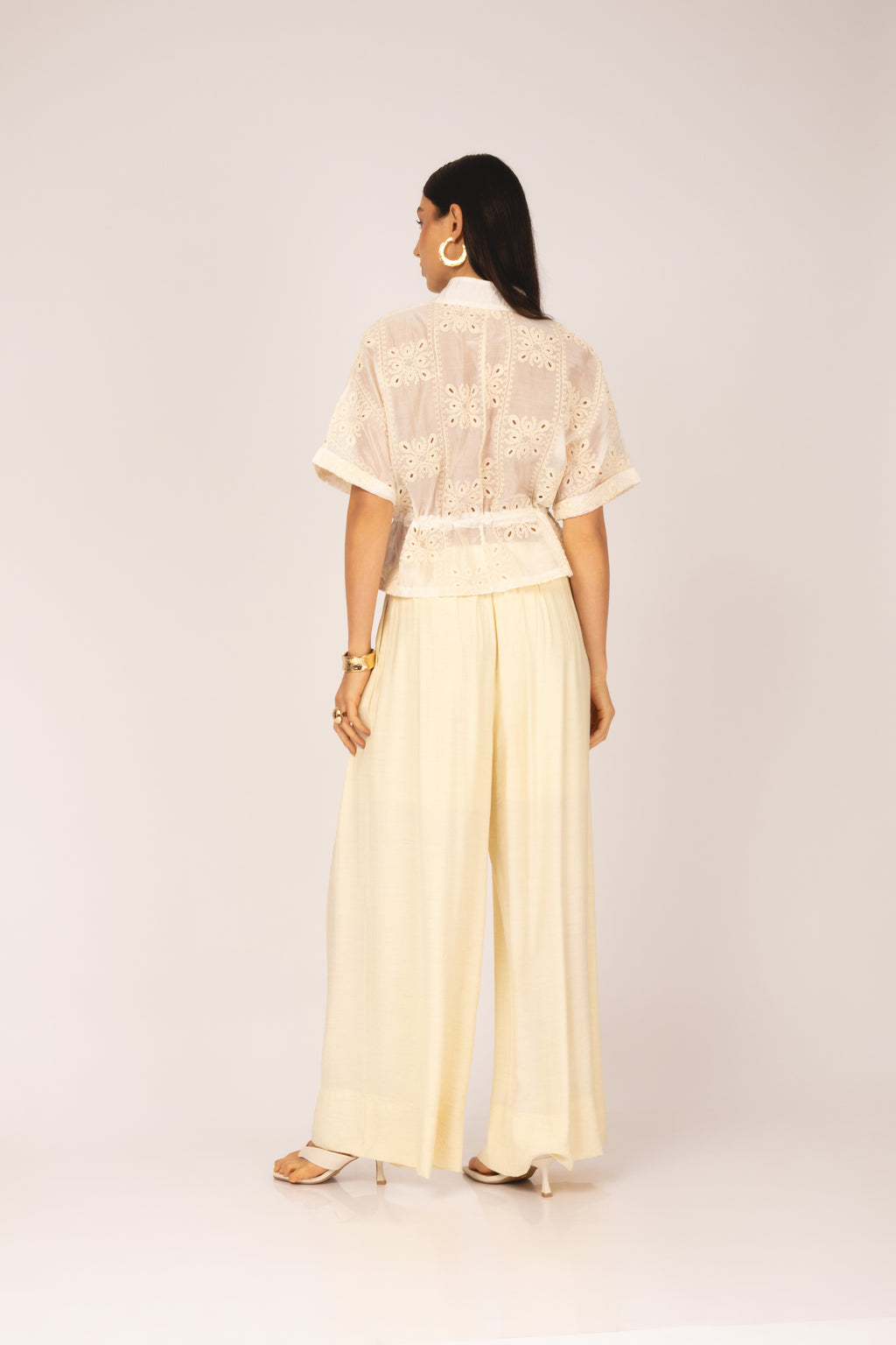 Blusa bordada com zíper