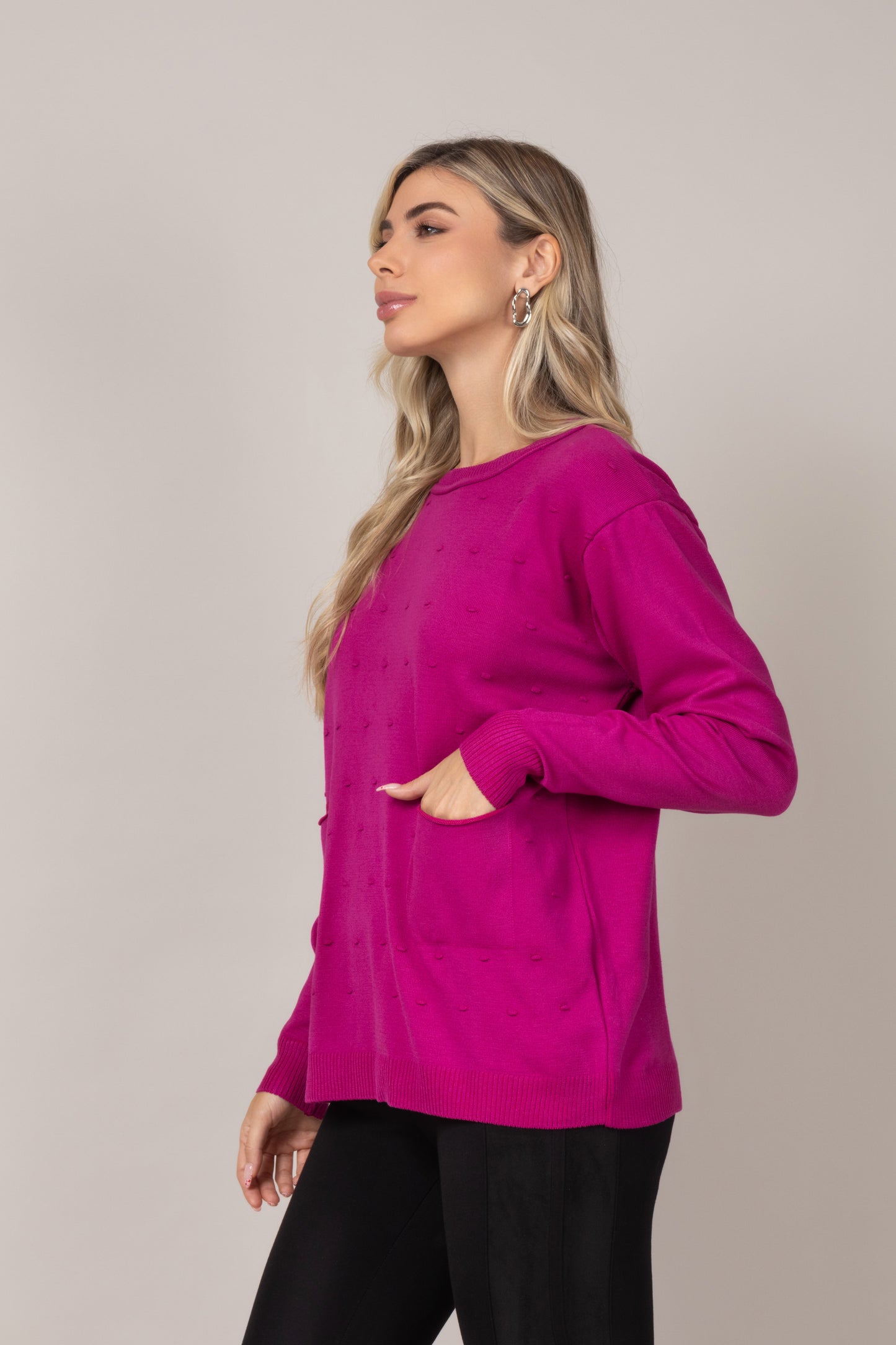 Blusa em tricot com poá em relevo magenta
