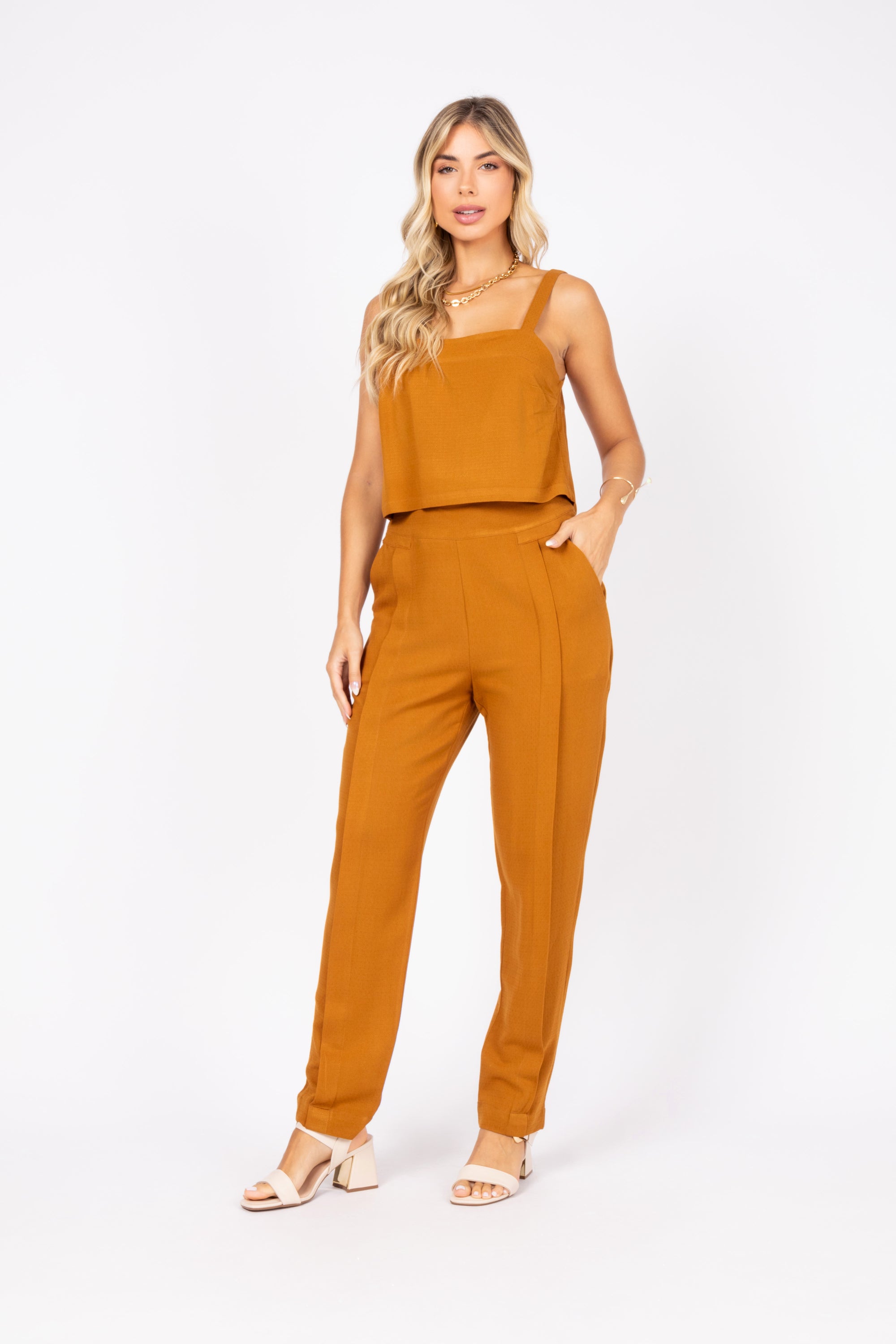 Conjunto de top de alças e calça reta