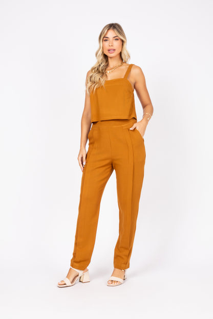 Conjunto de top de alças e calça reta