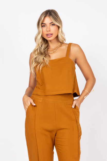 Conjunto de top de alças e calça reta