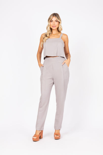 Conjunto de top de alças e calça reta