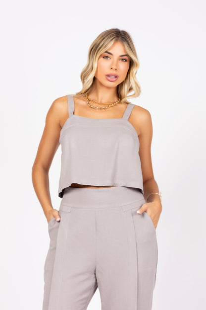 Conjunto de top de alças e calça reta