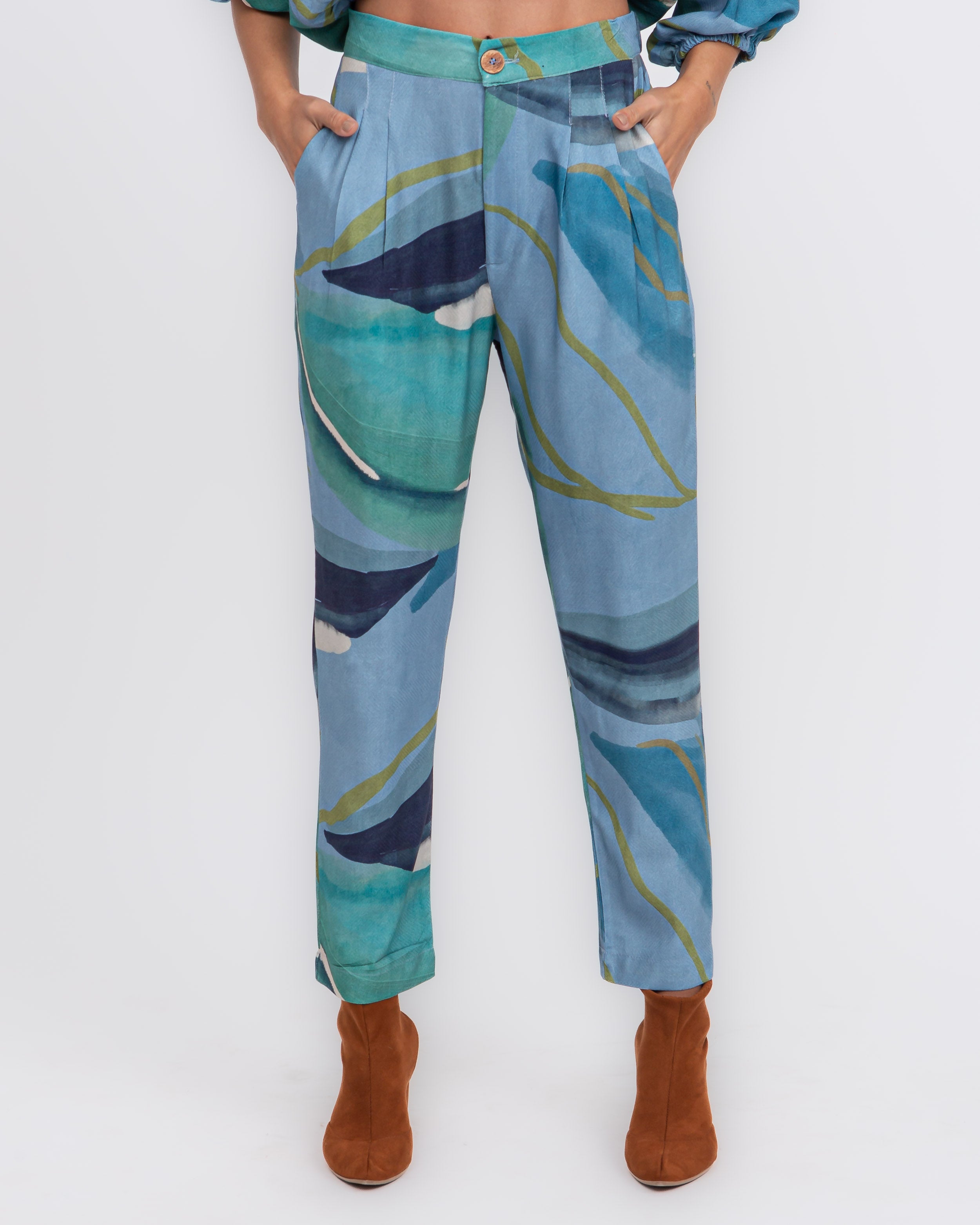 Calça cropped em viscose digital estampa abstrato azul