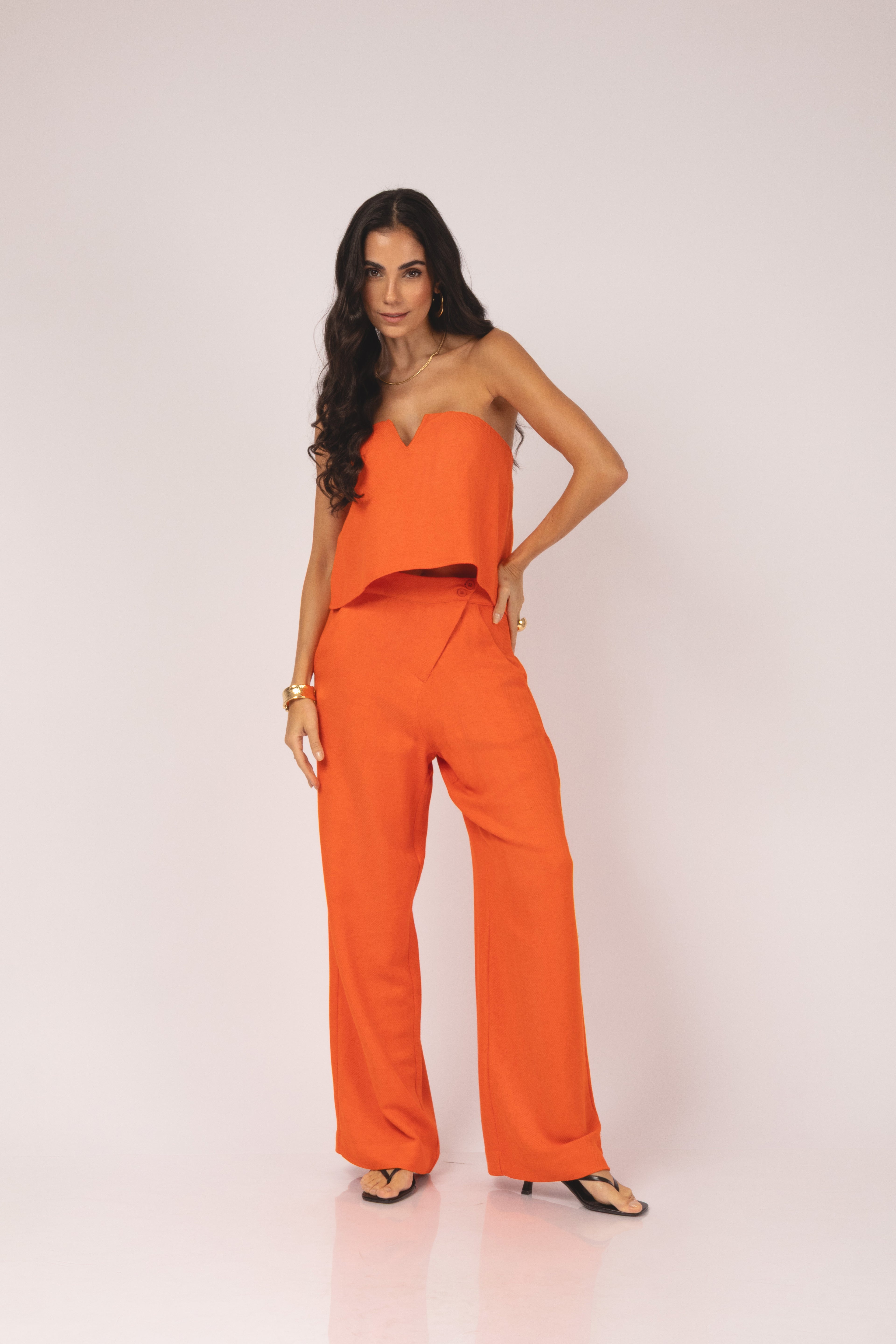 Conjunto top strapless e calça pantalona