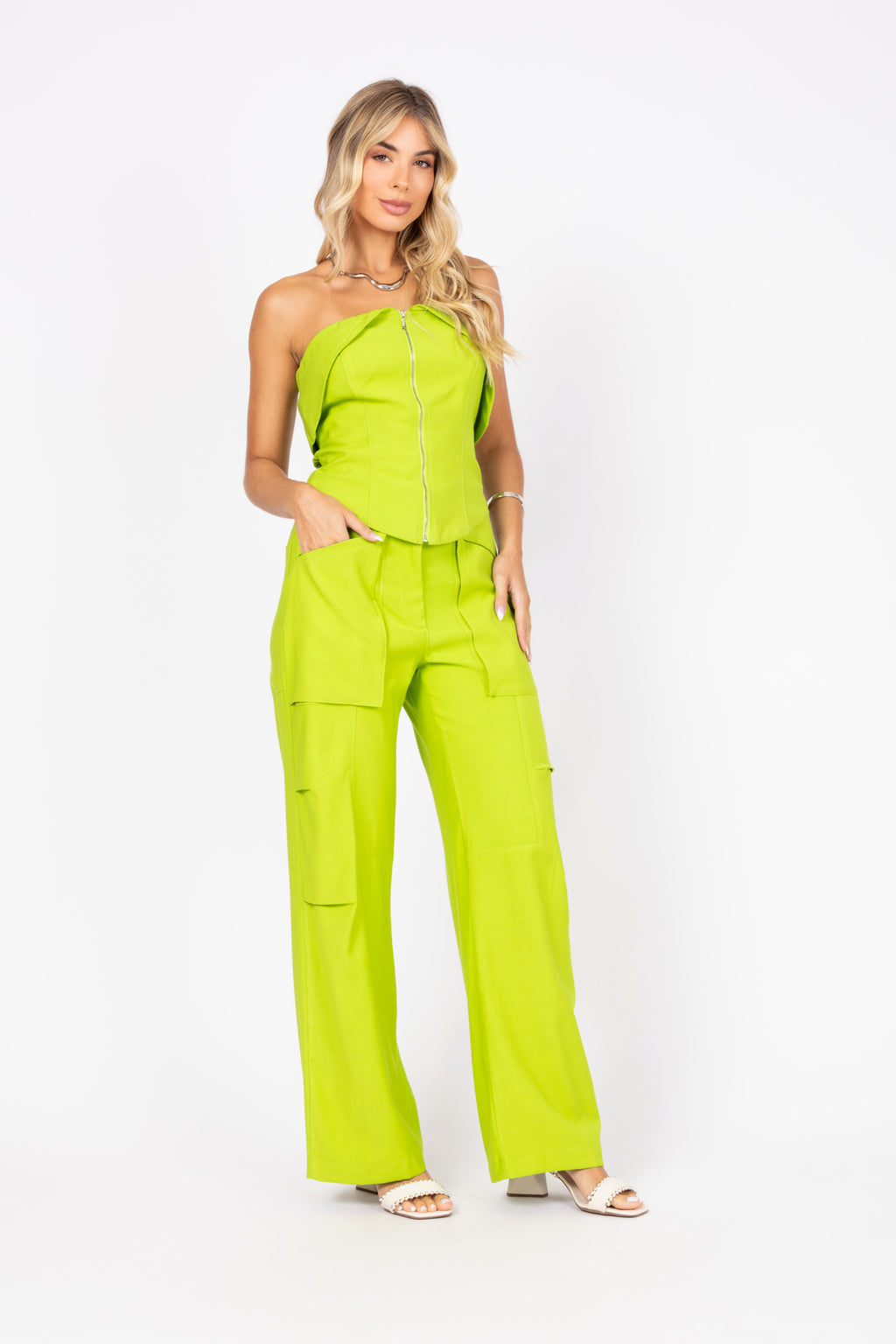 Conjunto de tomara que caia e calça cargo