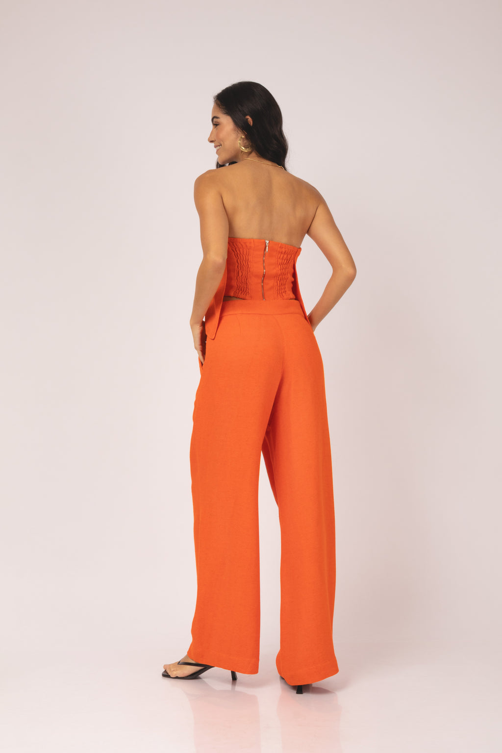 Conjunto top strapless e calça pantalona