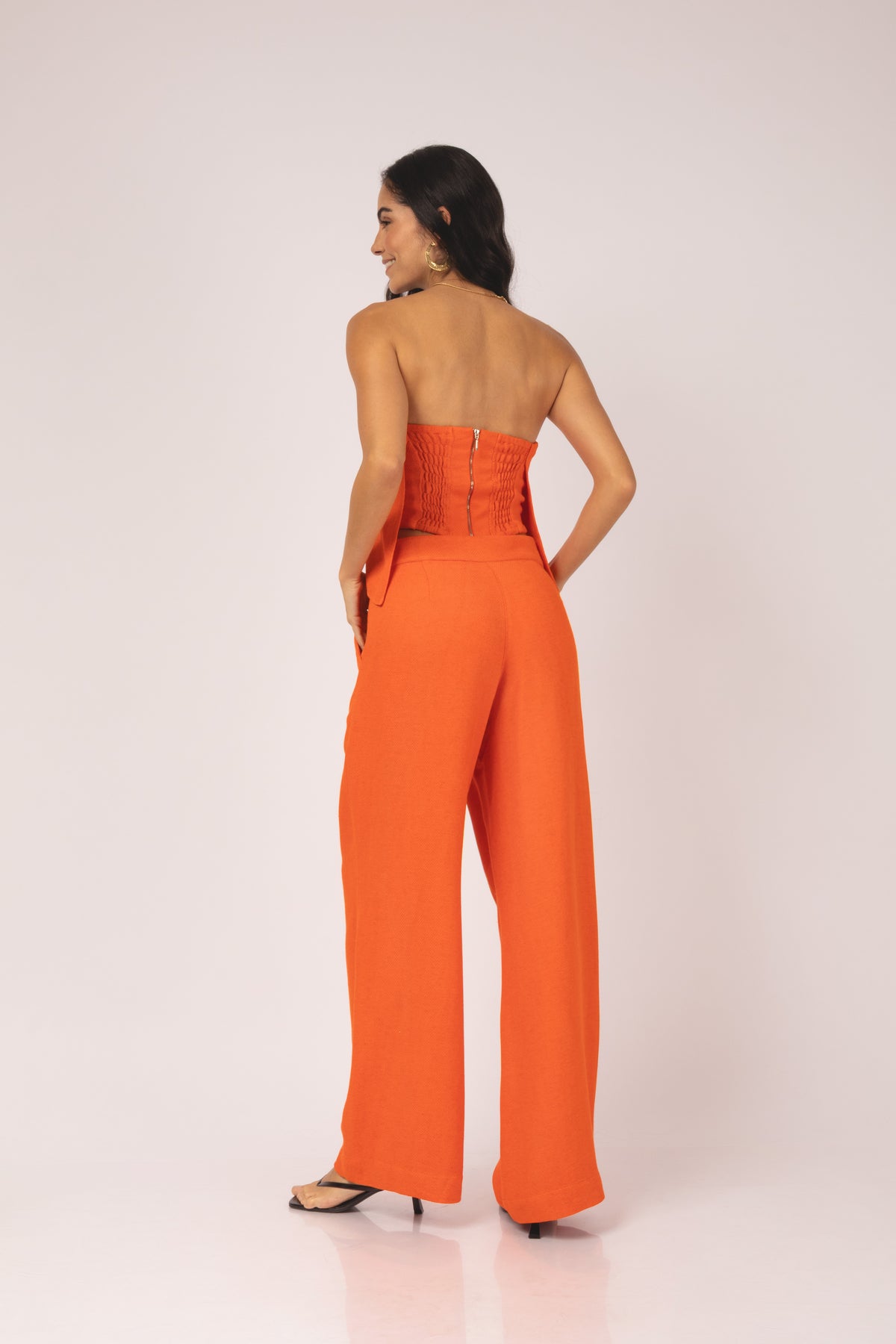 Conjunto top strapless e calça pantalona