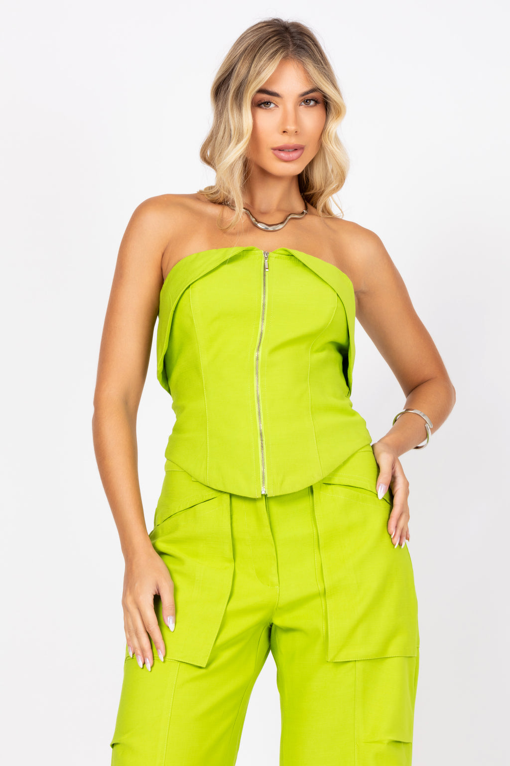 Conjunto de tomara que caia e calça cargo
