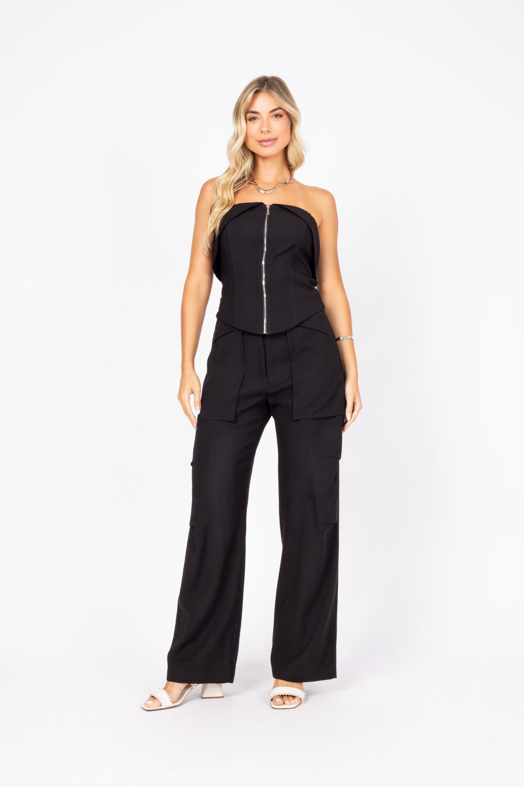 Conjunto de tomara que caia e calça cargo