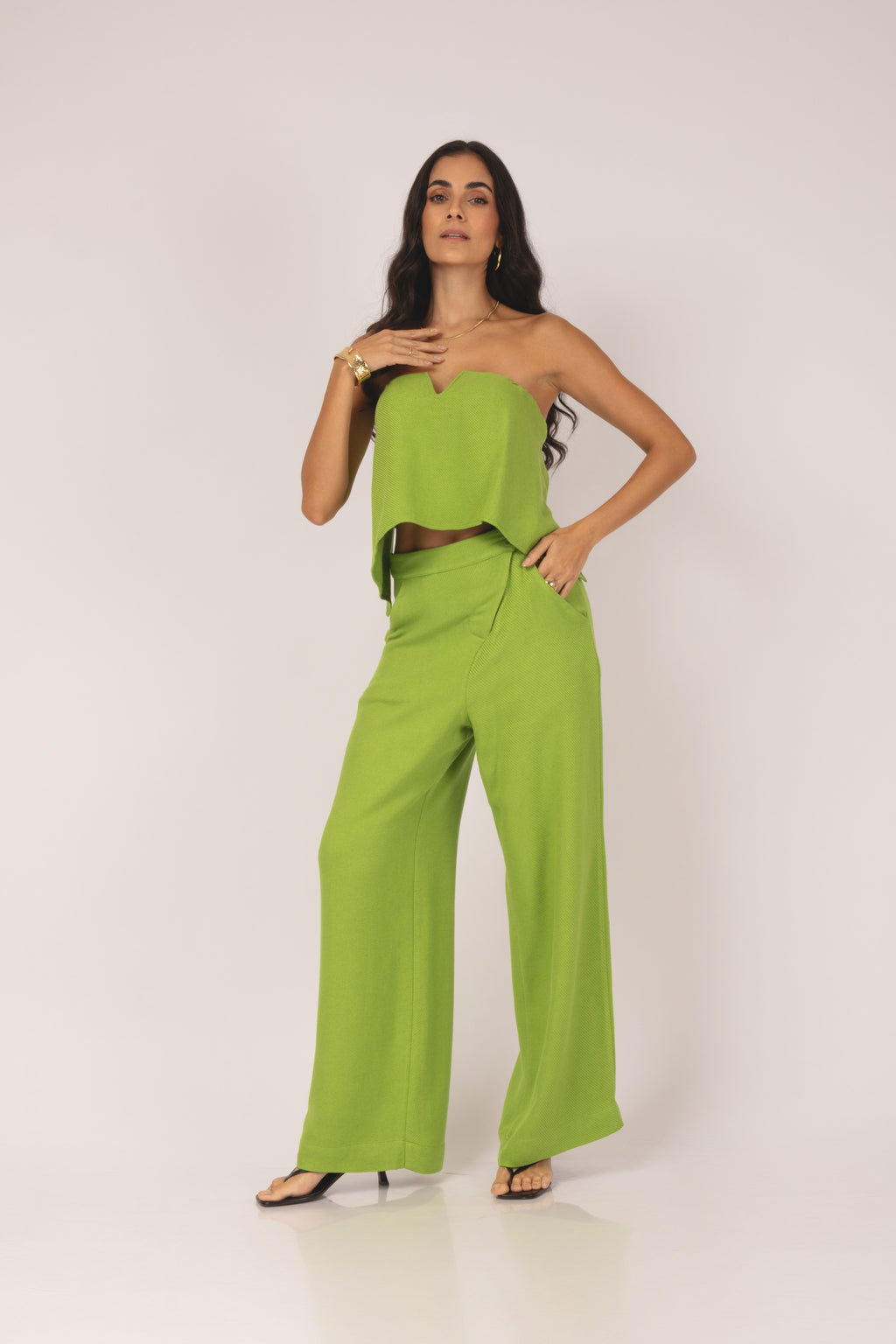 Conjunto top strapless e calça pantalona