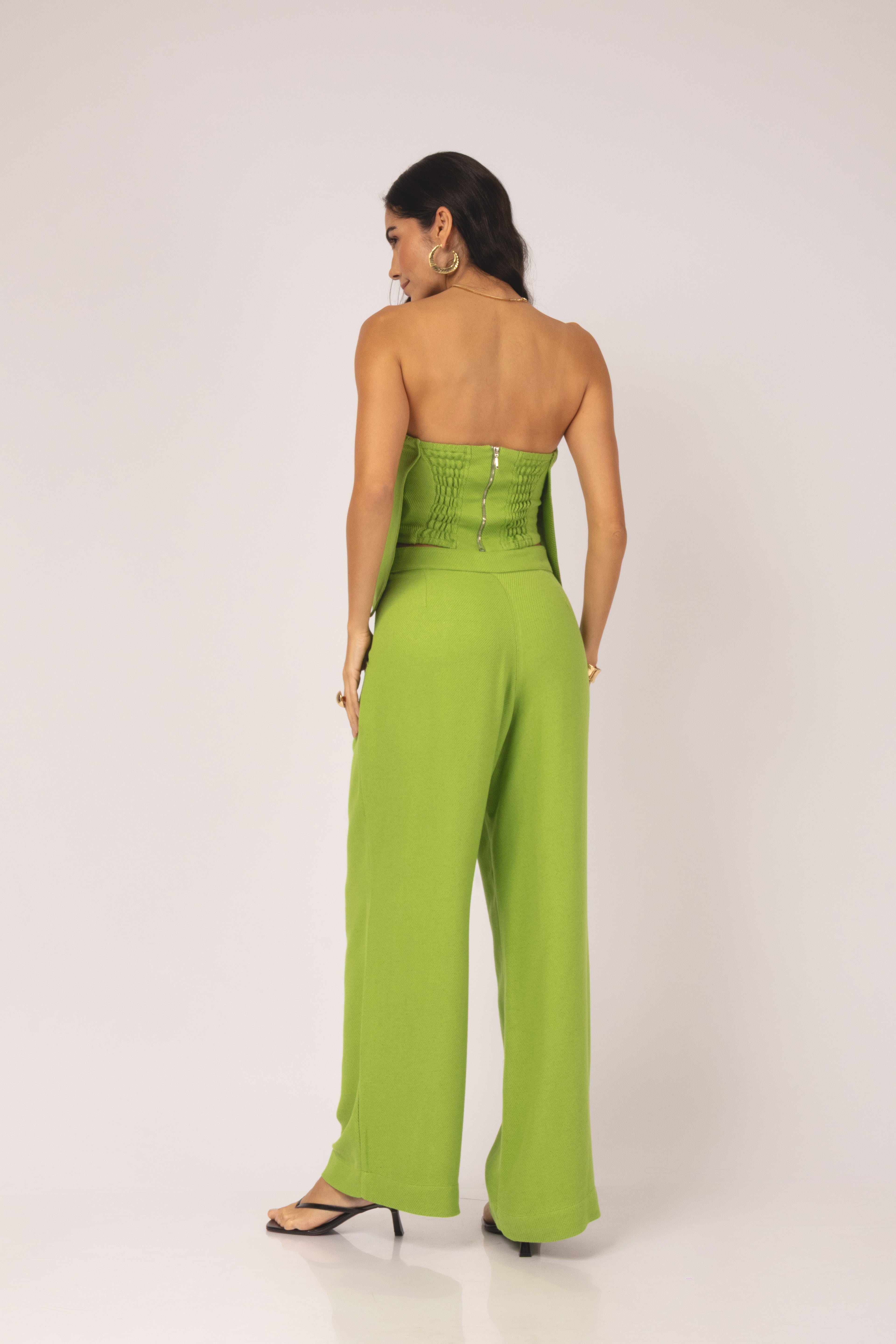 Conjunto top strapless e calça pantalona