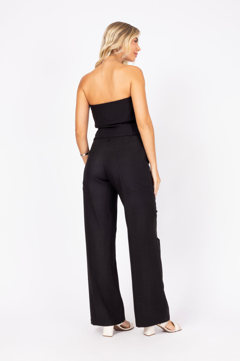 Conjunto de tomara que caia e calça cargo