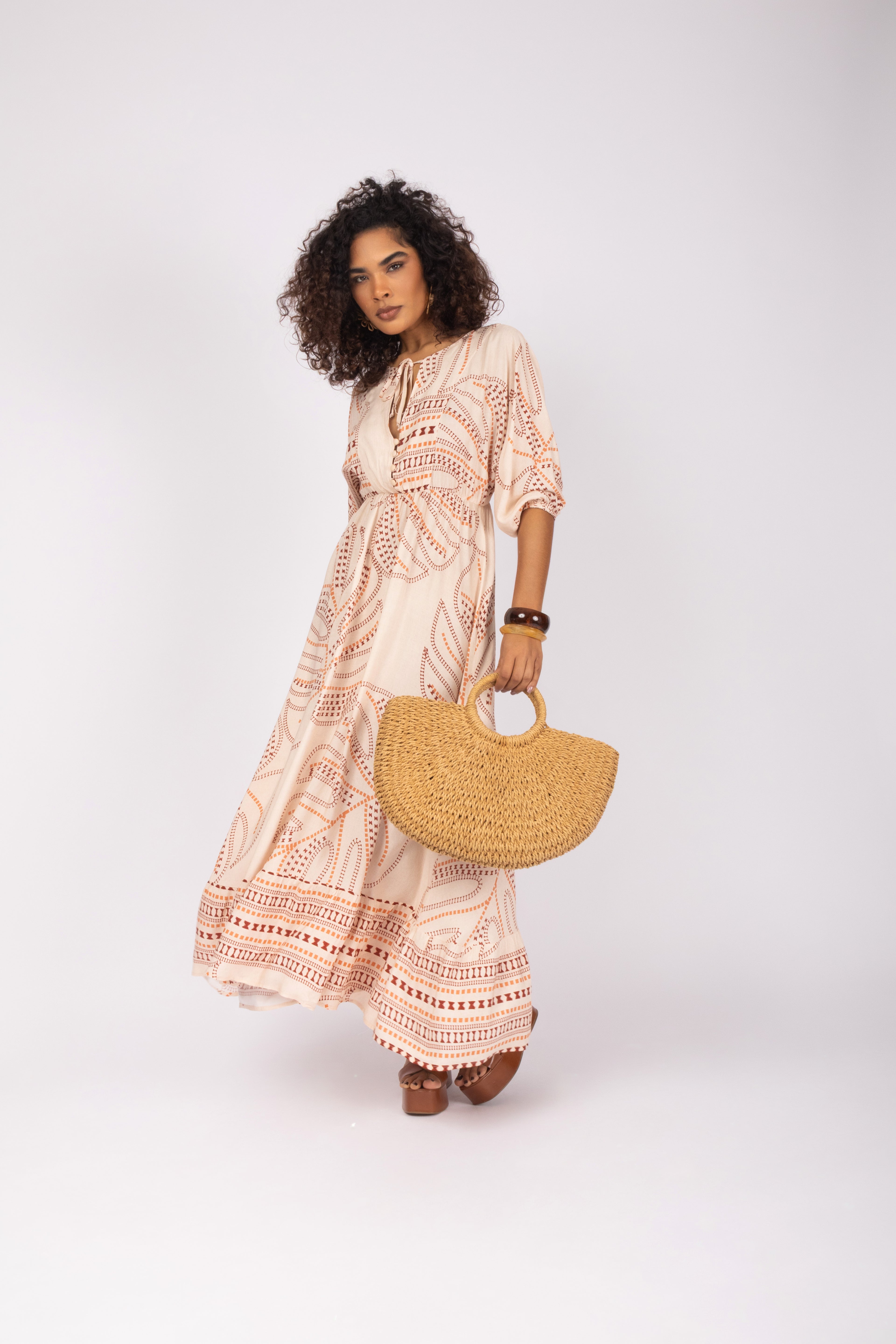 Vestido longo estampado com amarração no decote