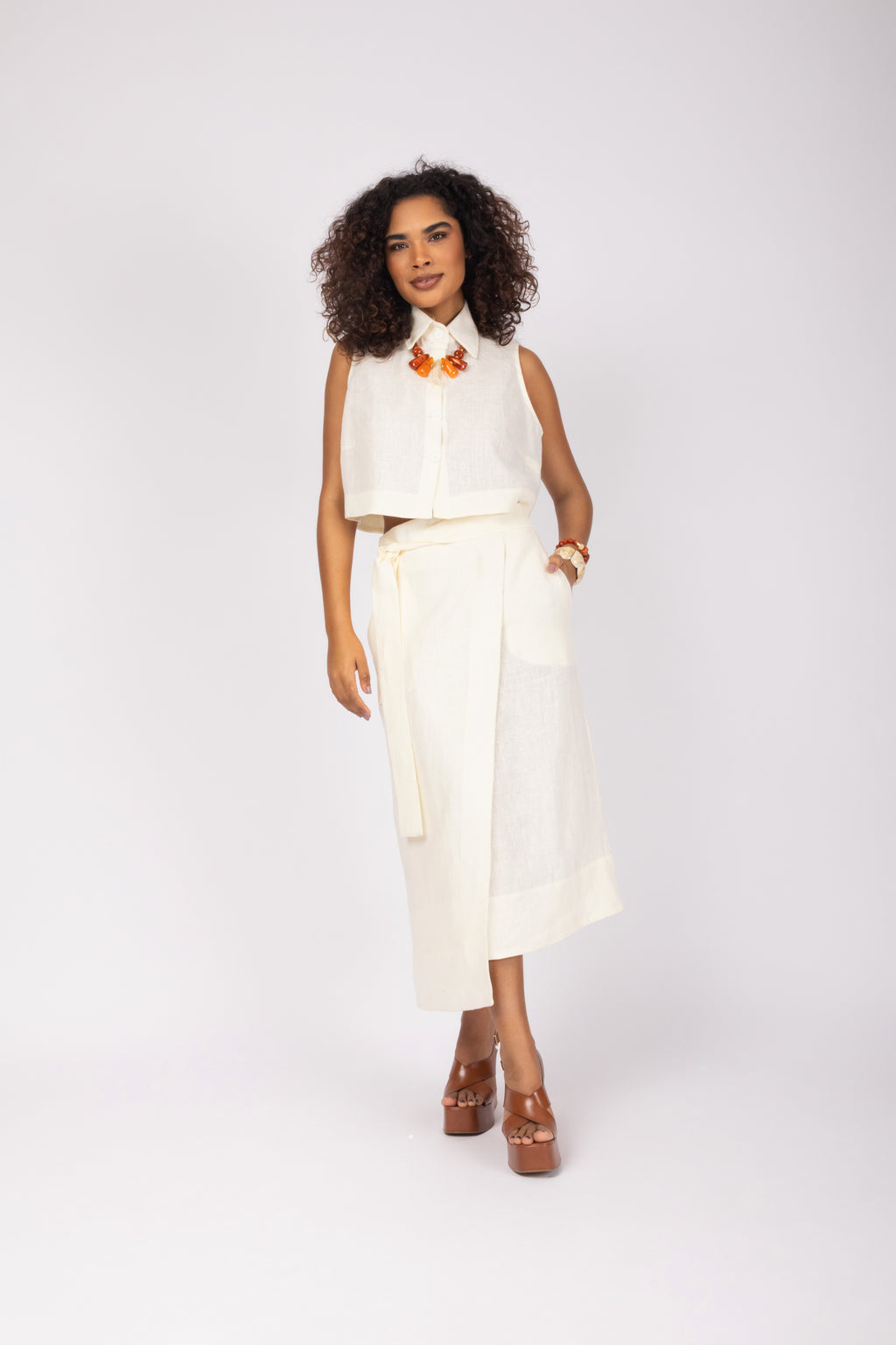 Conjunto linho cropped e saia midi
