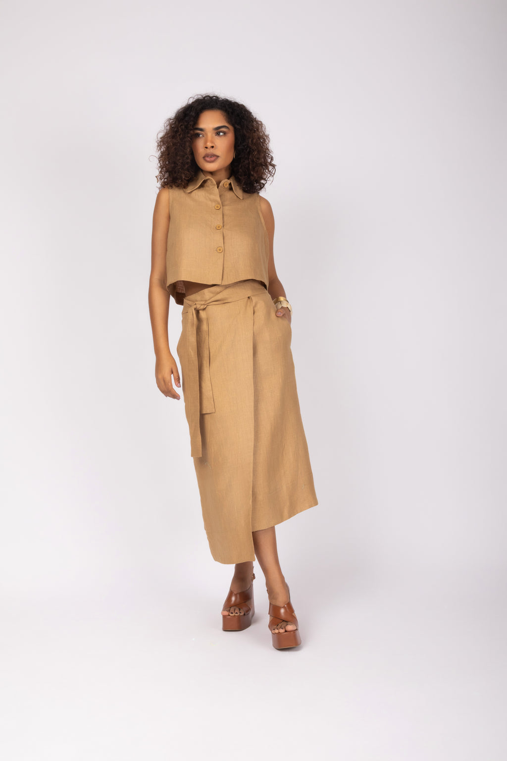 Conjunto linho cropped e saia midi