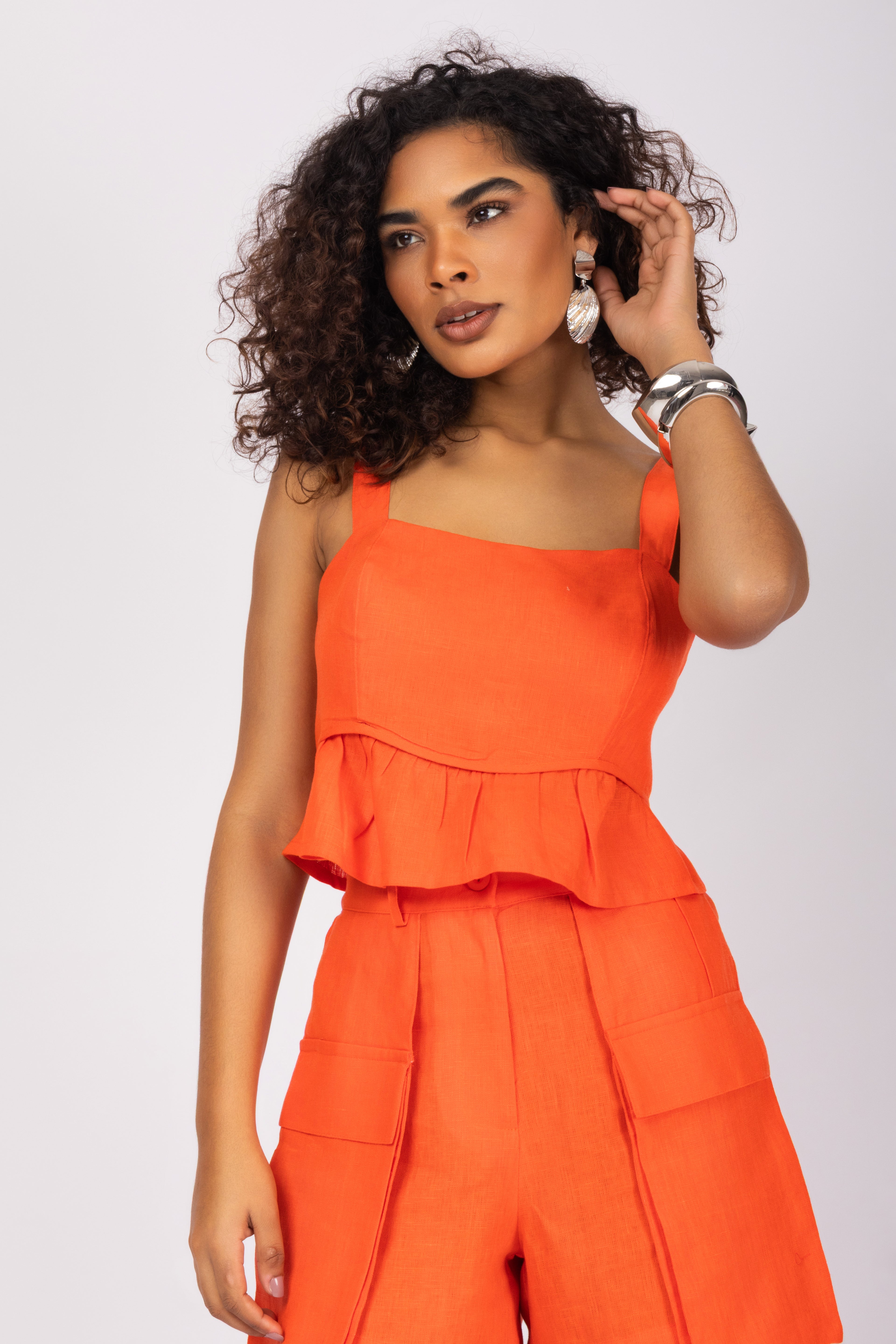 Top cropped com babado em linho