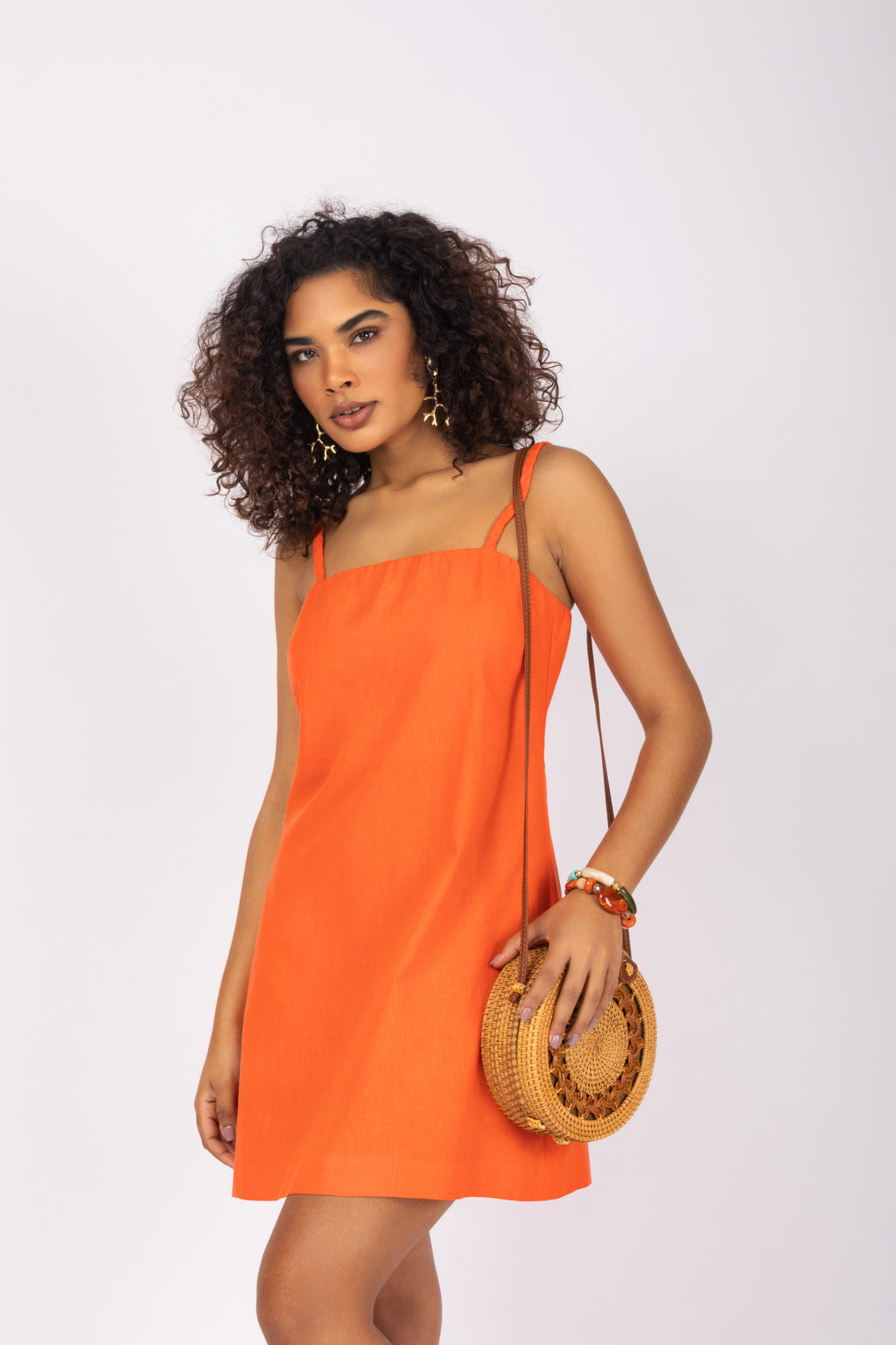Vestido curto com alças finas