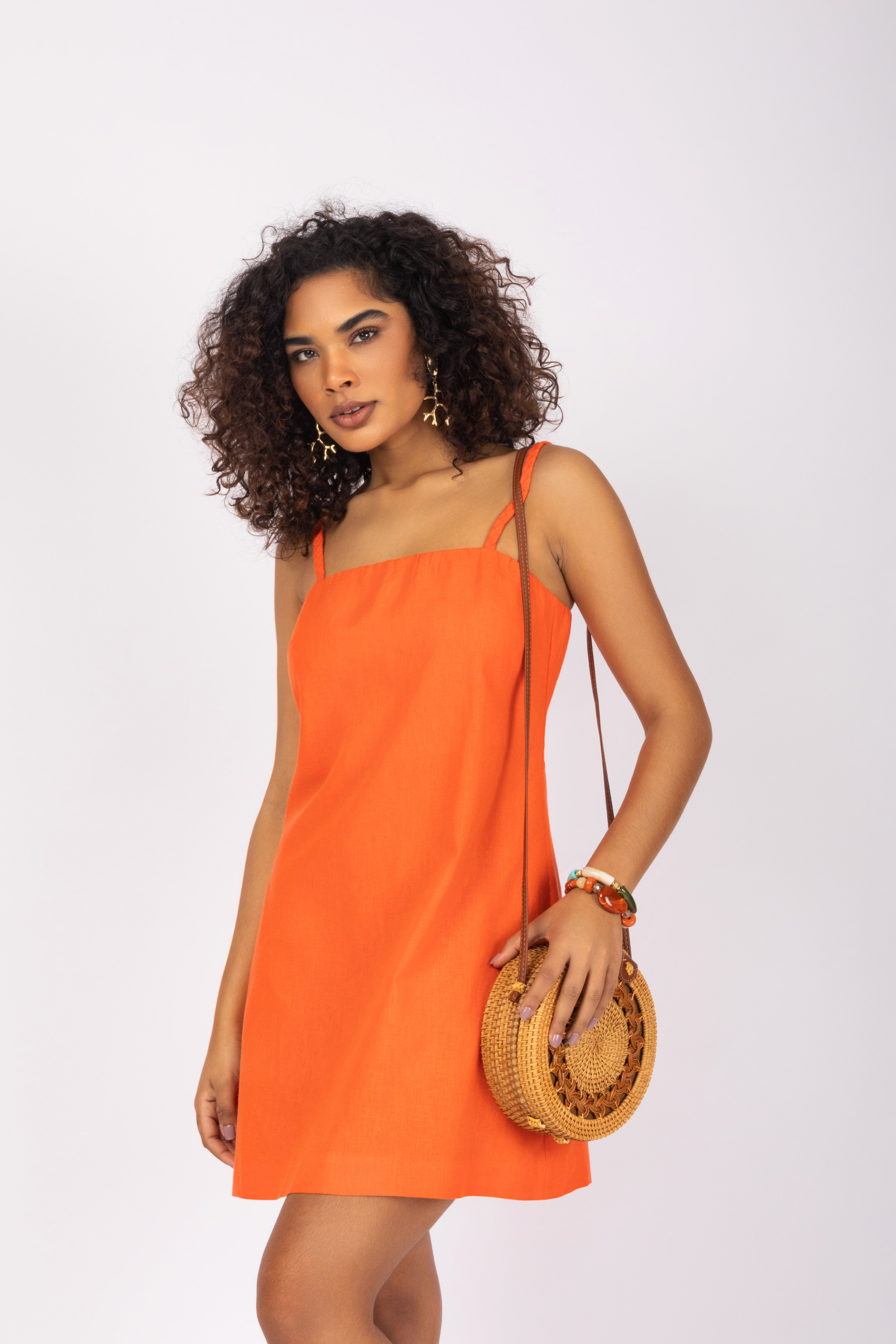 Vestido curto com alças finas