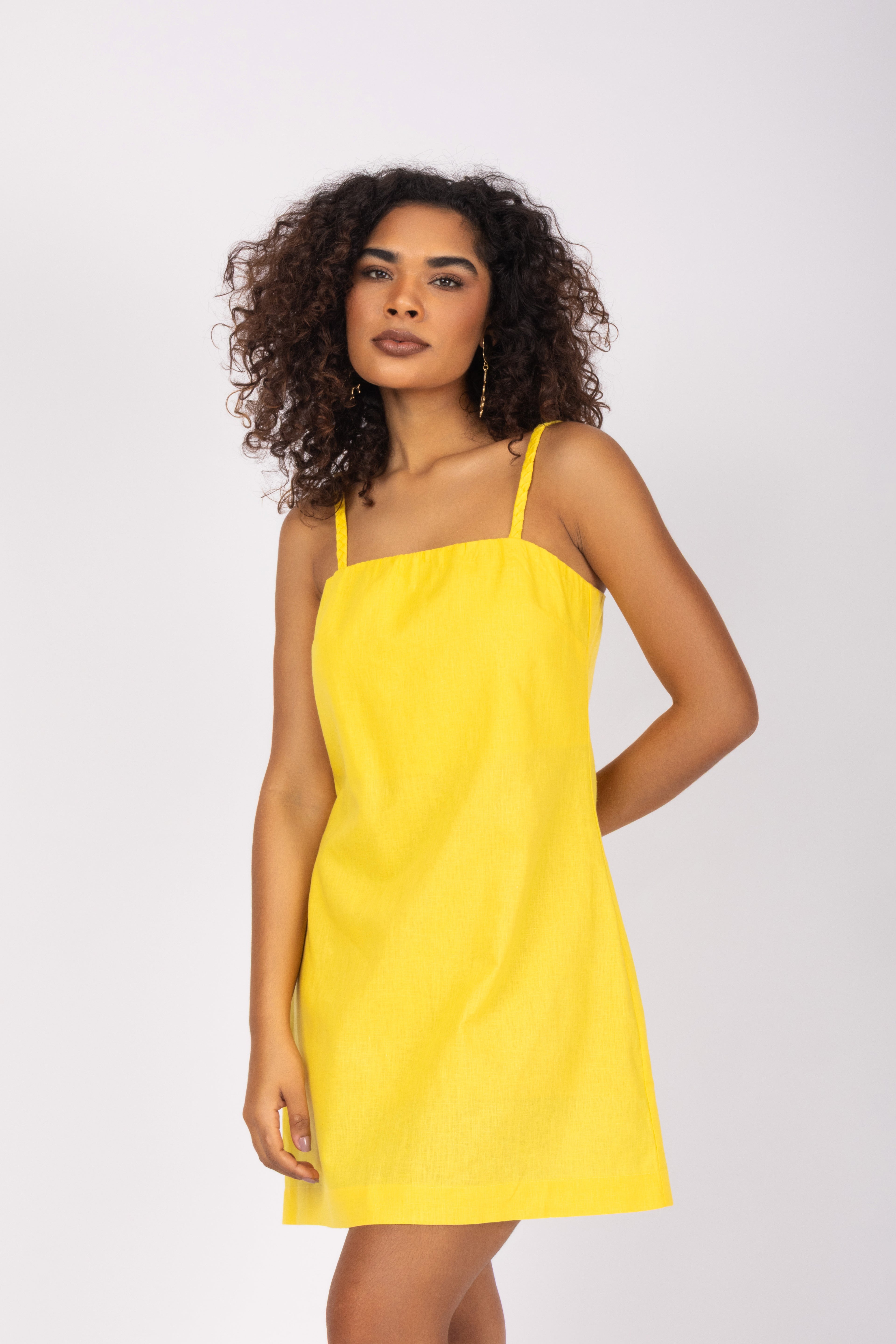 Vestido curto com alças finas