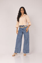 Calça jeans pantalona com recorte
