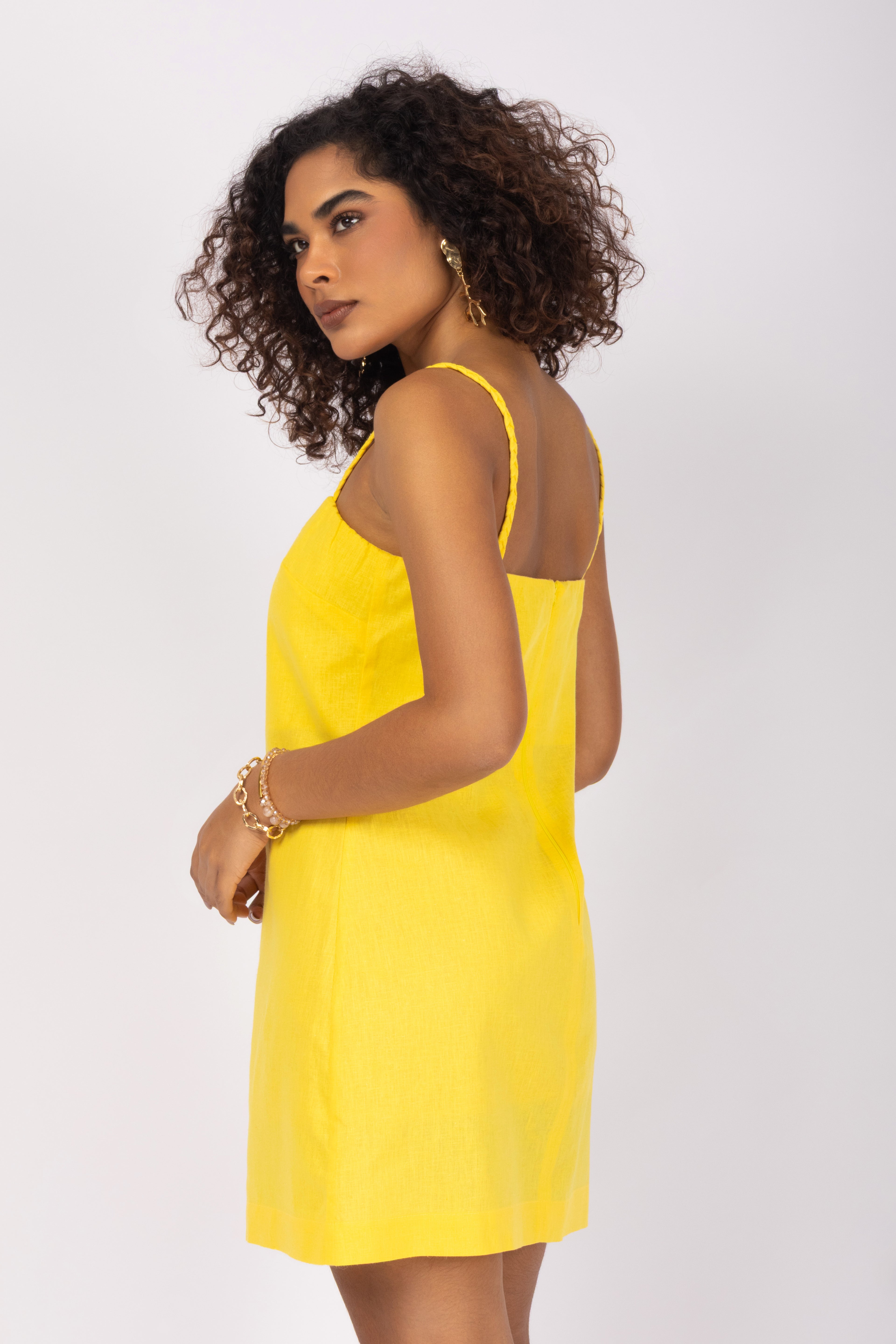 Vestido curto com alças finas