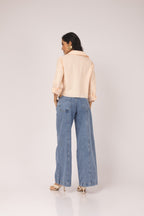 Calça jeans pantalona com recorte