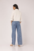 Calça jeans pantalona com recorte