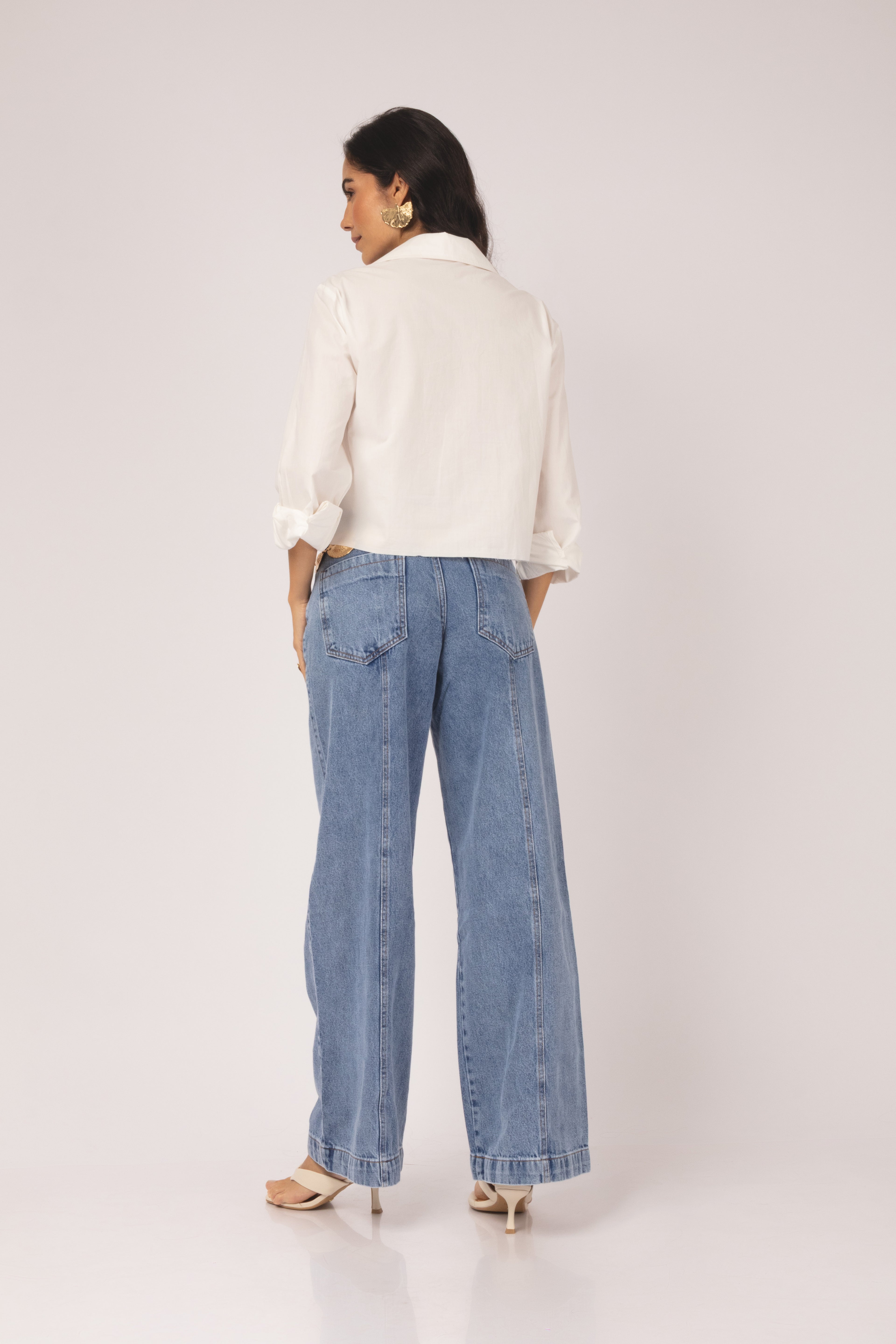 Calça jeans pantalona com recorte